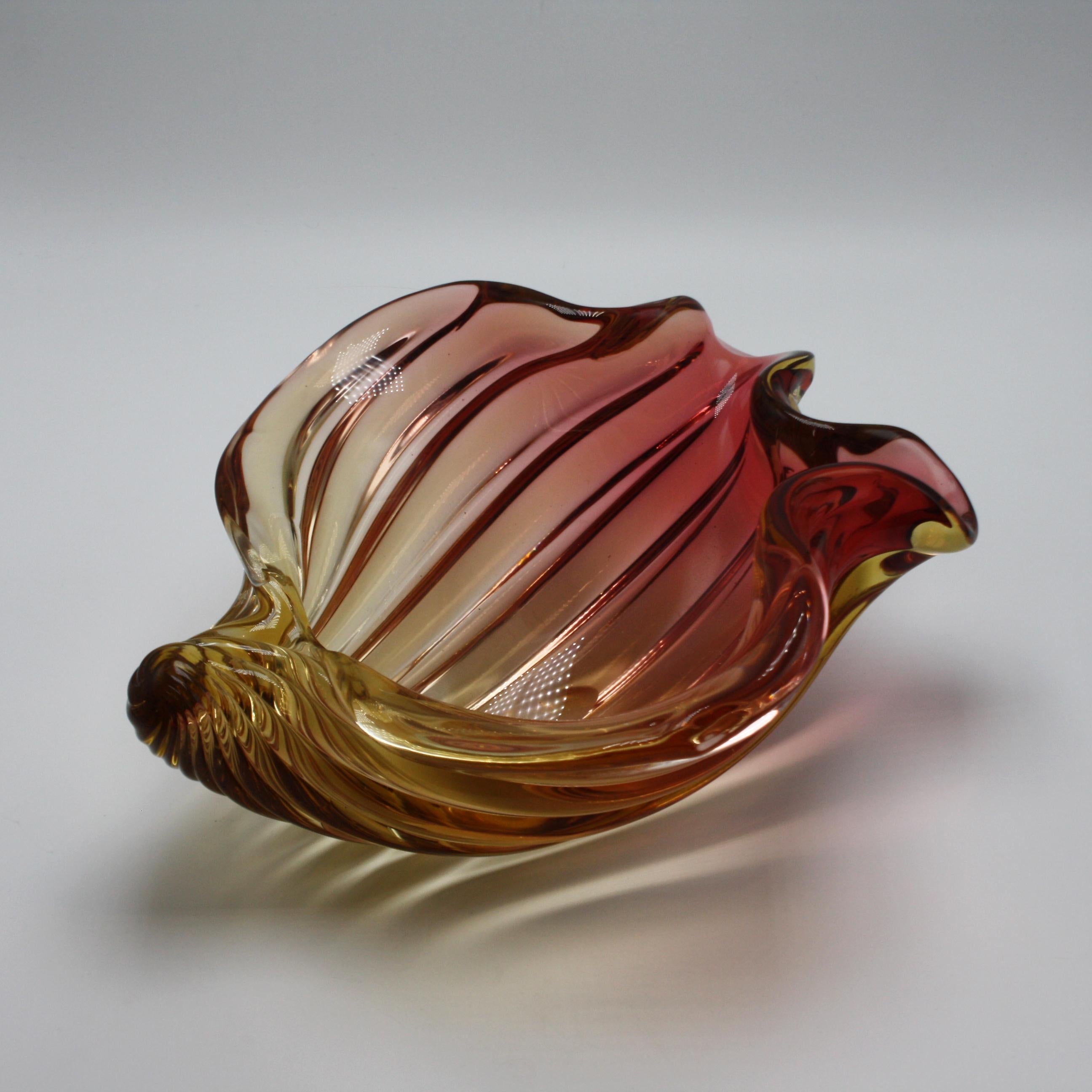 Mid-20th Century Alfredo Barbini Two-Toned Murano Shell Bowl, circa 1950