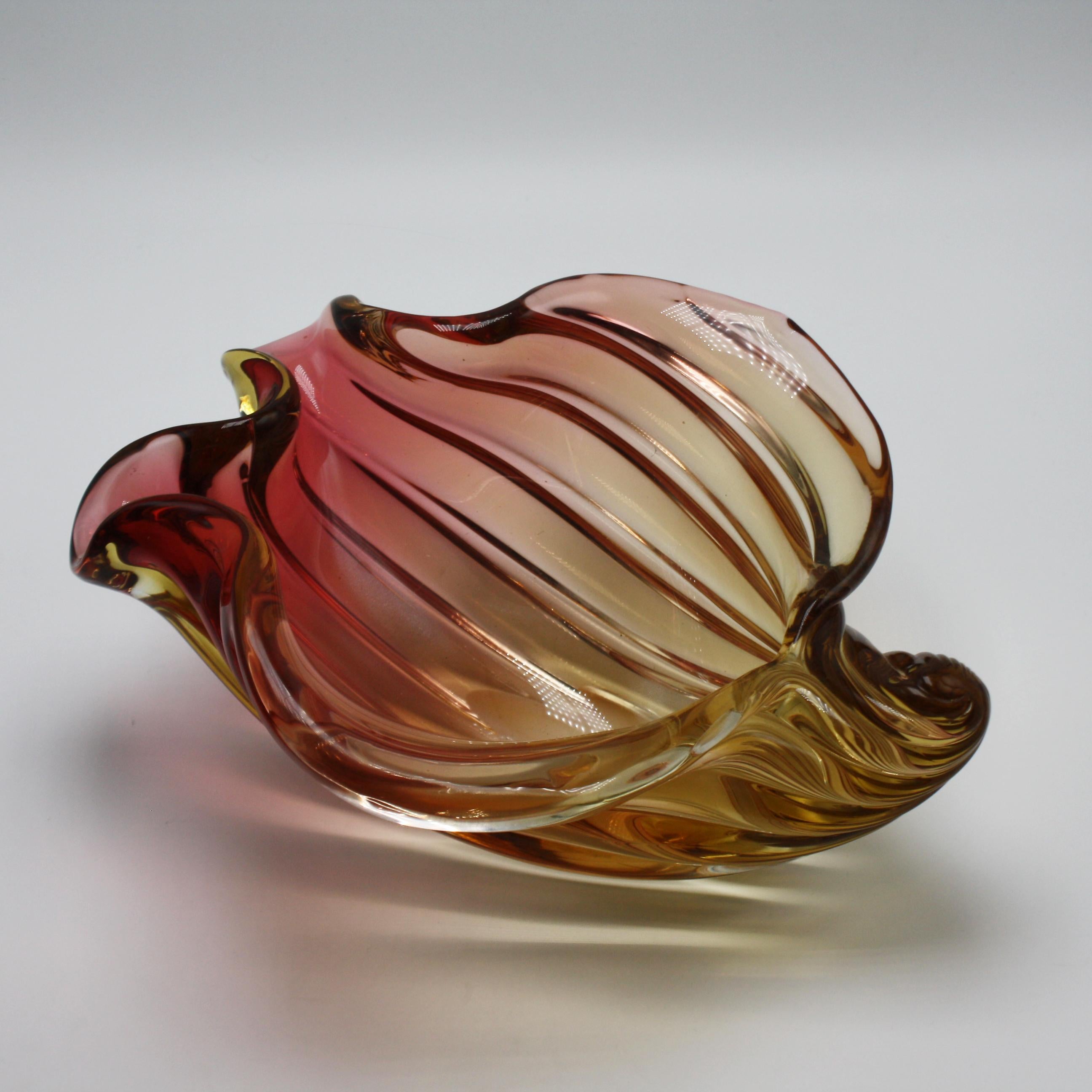 Murano Glass Alfredo Barbini Two-Toned Murano Shell Bowl, circa 1950