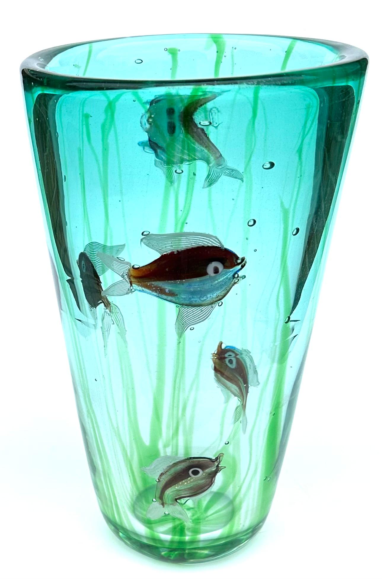 Mid-Century Modern Alfredo Barbini Vibrant Large Murano Aquarium Vase with fish circa 1950’s  For Sale