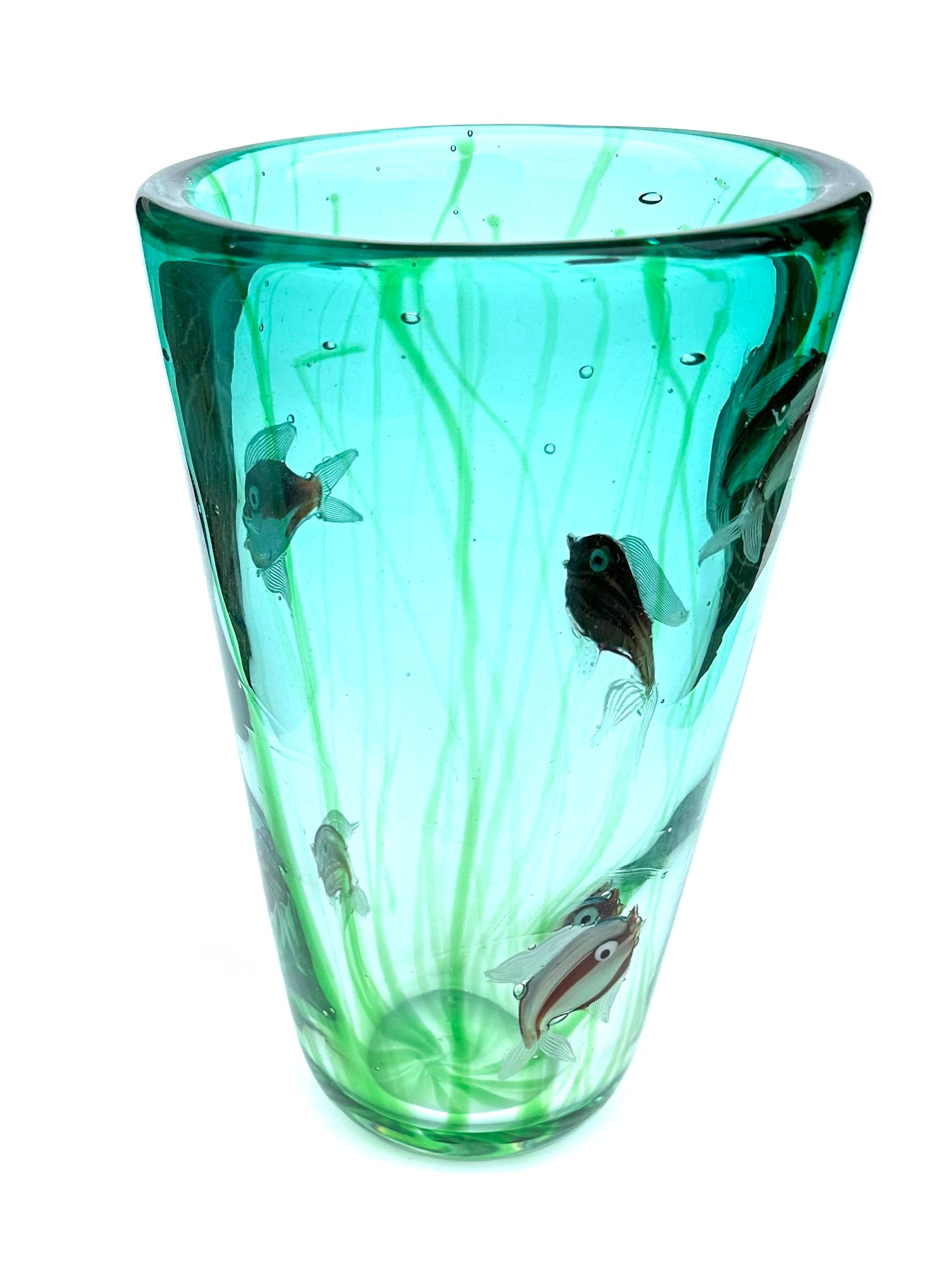 Italian Alfredo Barbini Vibrant Large Murano Aquarium Vase with fish circa 1950’s  For Sale