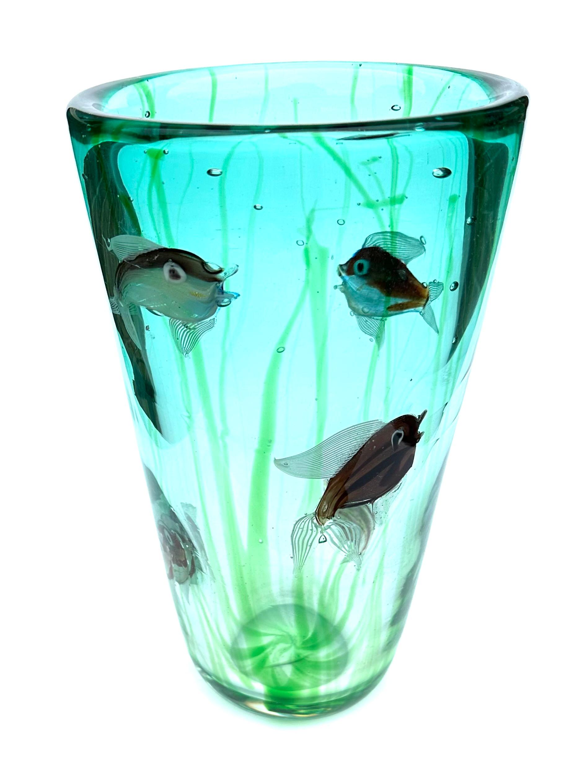 Alfredo Barbini Vibrant Large Murano Aquarium Vase with fish circa 1950’s  In Good Condition For Sale In Ann Arbor, MI