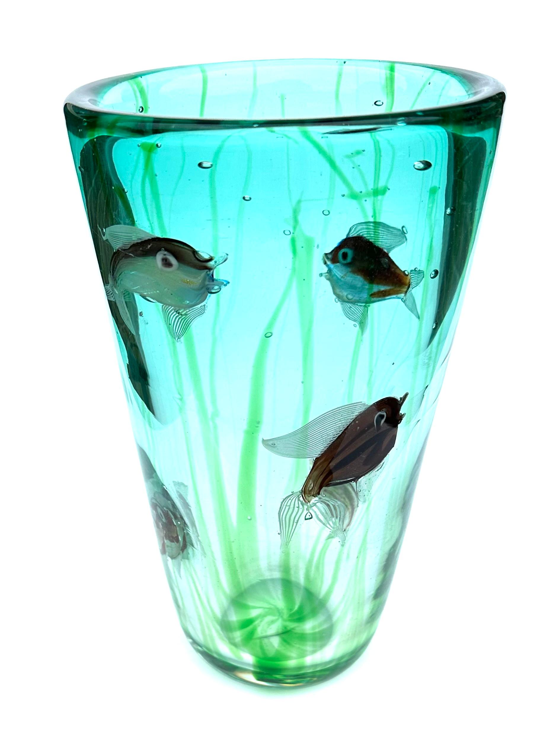 Alfredo Barbini Vibrant Large Murano Aquarium Vase mit Fischen circa 1950's (Italienisch) im Angebot