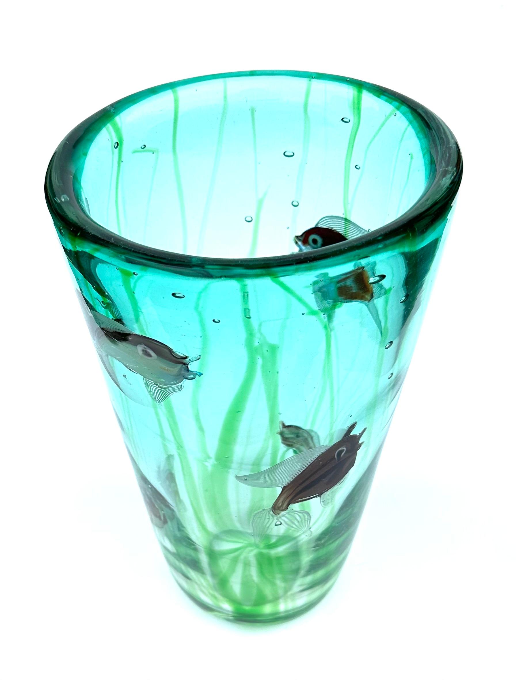 Mid-20th Century Alfredo Barbini Vibrant Large Murano Aquarium Vase with fish circa 1950’s  For Sale