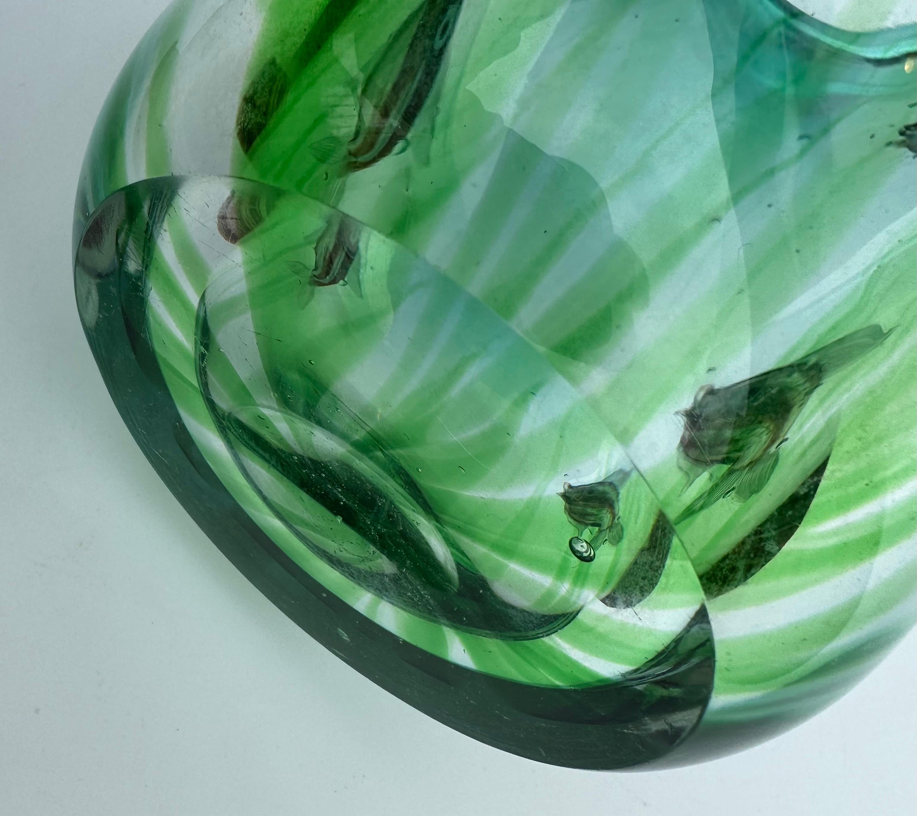 Alfredo Barbini Vibrant Large Murano Aquarium Vase mit Fischen circa 1950's (Mitte des 20. Jahrhunderts) im Angebot