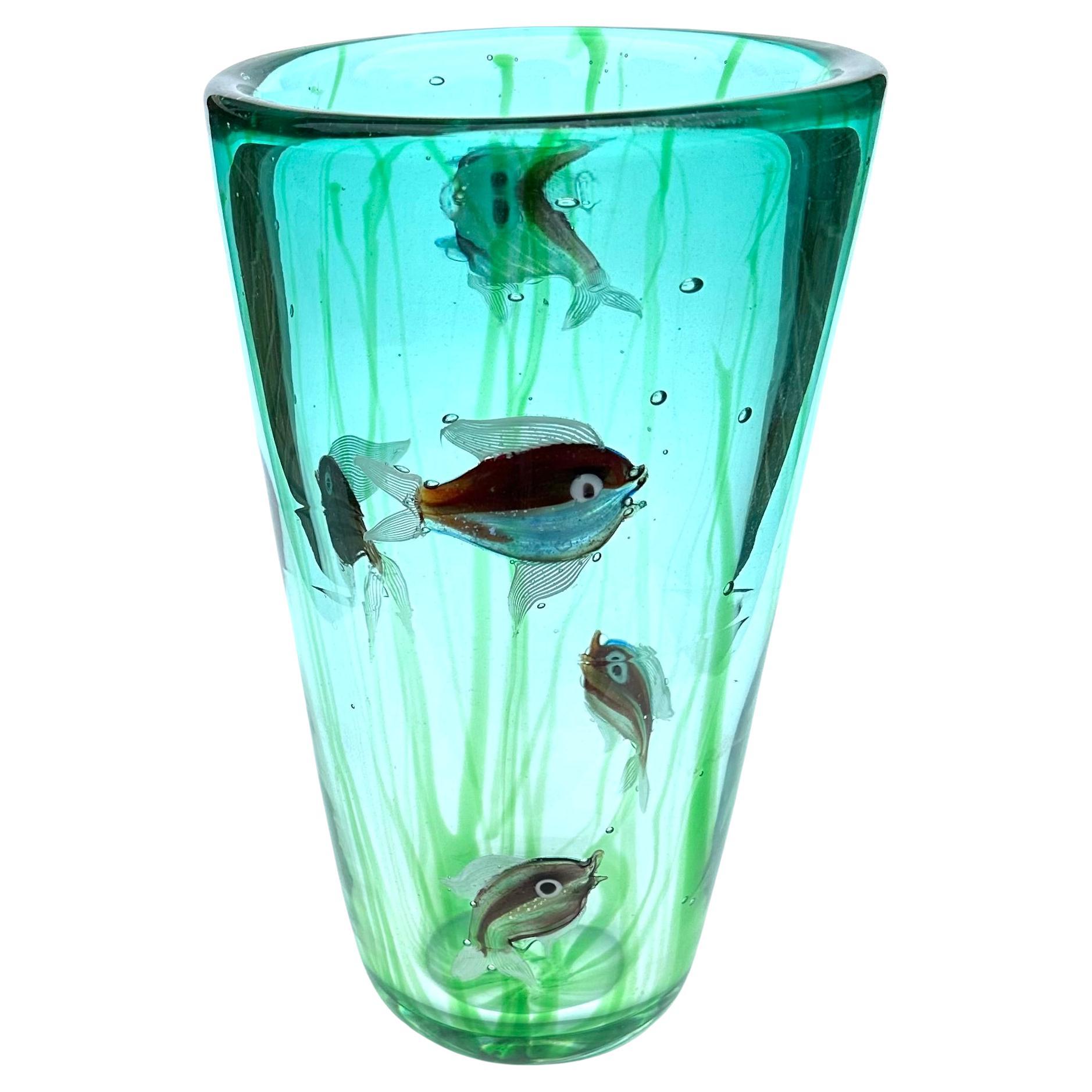 Alfredo Barbini Vibrant Large Murano Aquarium Vase with fish circa 1950’s  For Sale