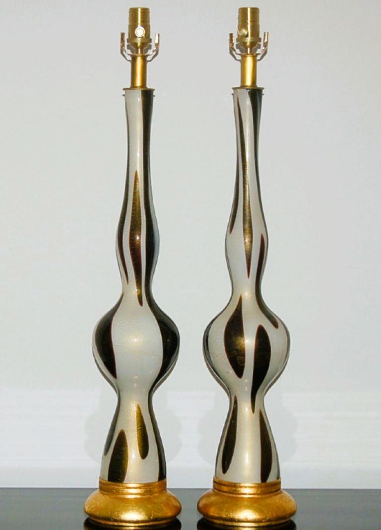 Das sind die ECHTEN DAEL! Ein sehr seltenes Paar Murano-Lampen mit einem skurrilen, eleganten Stil in dunklem AMETHYST und WEISS, gefüllt mit echten Goldeinschlüssen. Die Lampen erscheinen bei den meisten Lichtverhältnissen tatsächlich CHOCOLATE