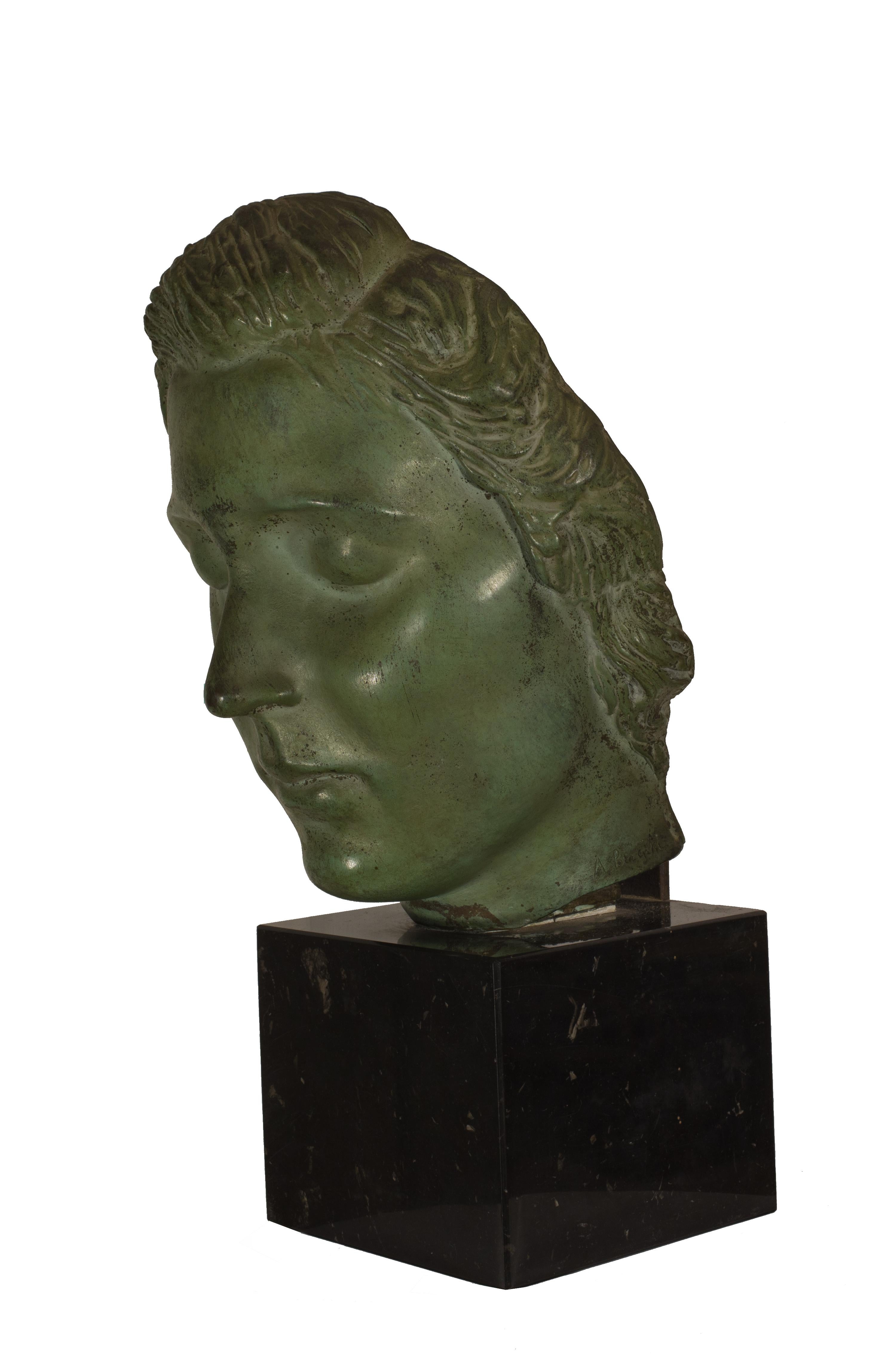 Alfredo Biagini (Rome 1886 - 1952), Female Face

Bronze sculpture 23 x 17 x 21 cm signed at bottom.