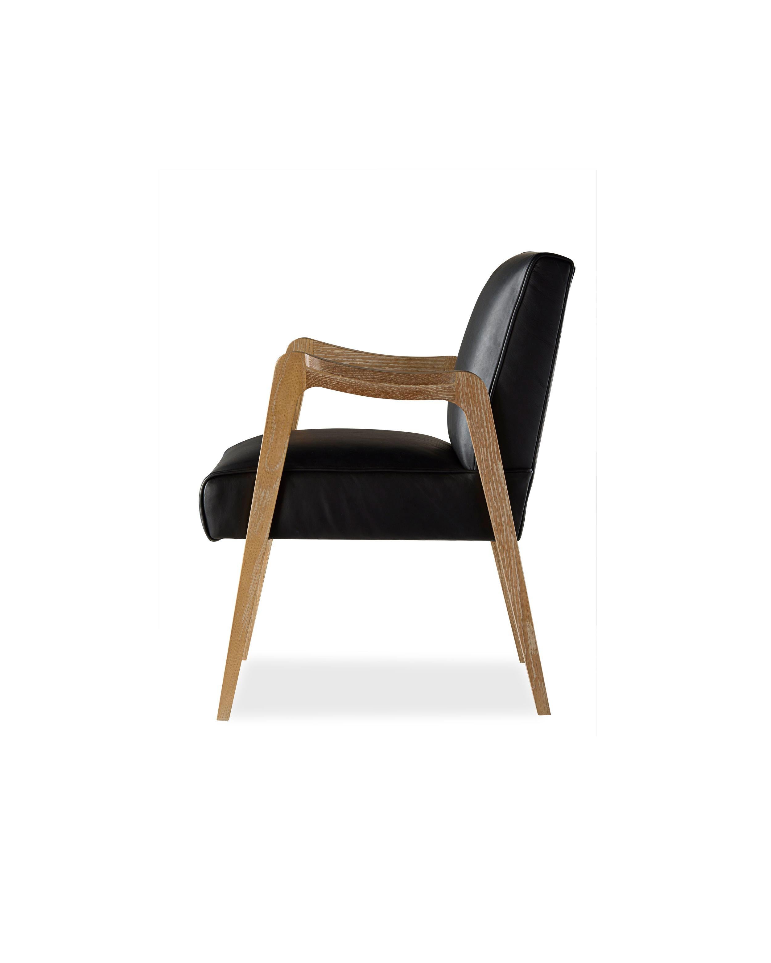Chaise longue d'une simplicité trompeuse, mais d'une grande élégance, issue de la collection de classiques du XXe siècle créée par Eleg S. Cette forme polyvalente est dotée de supports et d'accoudoirs en bois finalement sculptés qui sont