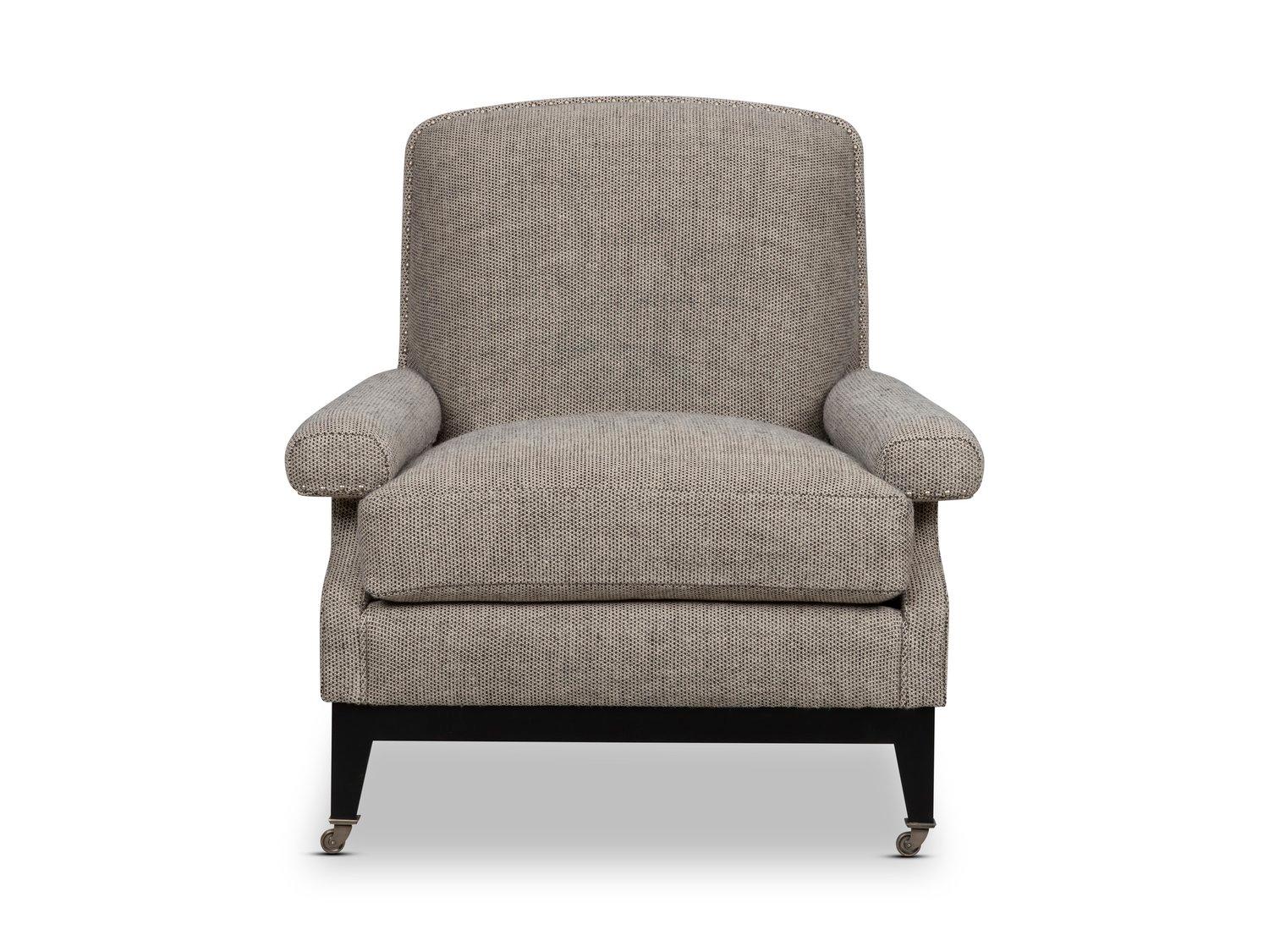 Une chaise longue à dossier serré distinguée dans la tradition anglaise avec des détails raffinés. Les accoudoirs rembourrés et sculptés, l'assise fuselée et le luxueux piétement en bois aux jambes fuselées classiques reposent sur des pieds à