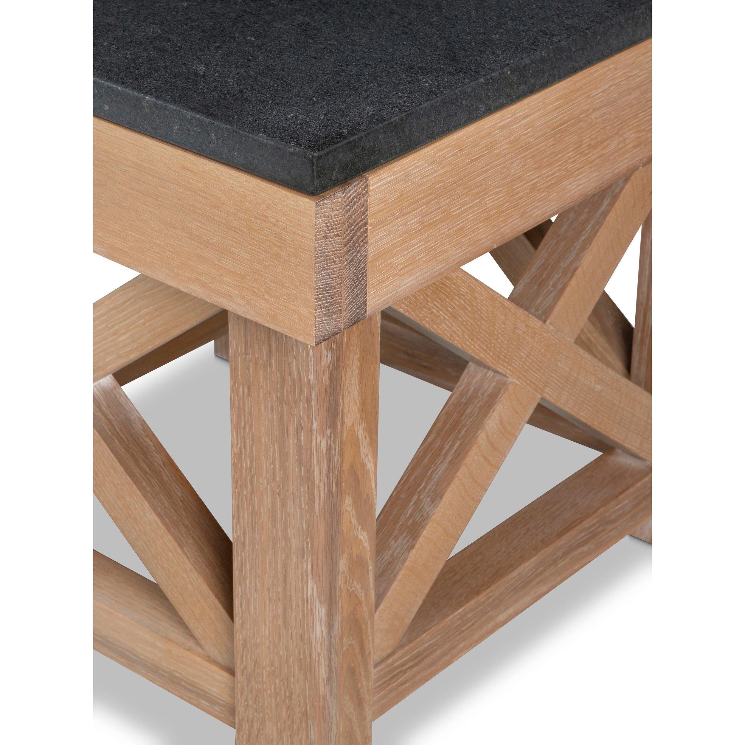 Inspirés par les robustes tables d'artisans français du XVIIIe siècle, les cadres en bois massif, les finitions en bois naturel et les plateaux en pierre polie confèrent une sensibilité contemporaine et masculine.

- Disponible en version cuir et