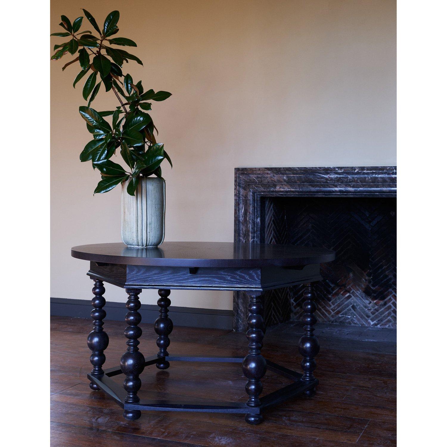 Inspirada en una antigüedad holandesa del siglo XVII, esta mesa con atrevidos torneados geométricos se actualiza con un acabado ebonizado y un tablero chapado en estrella, y funciona en una gran variedad de ambientes. Fabricado con madera maciza y