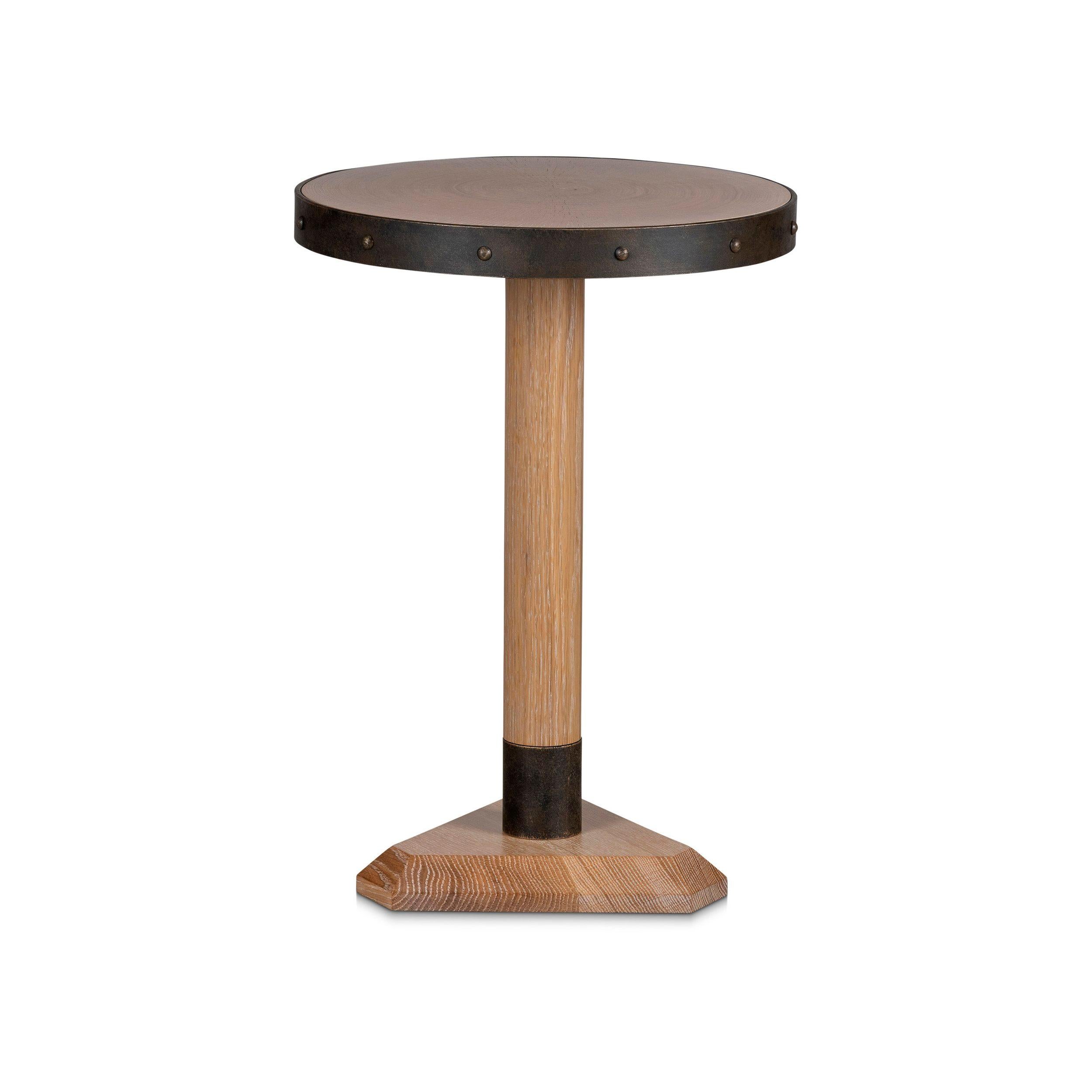 L'artisanat américain à son meilleur dans ce guéridon artisanal composé d'un plateau en chêne à grain fin et d'un poteau bandé d'acier forgé, reposant sur une base triangulaire en bois chanfreiné.

- Montré en finition CERA
- Disponible dans toutes