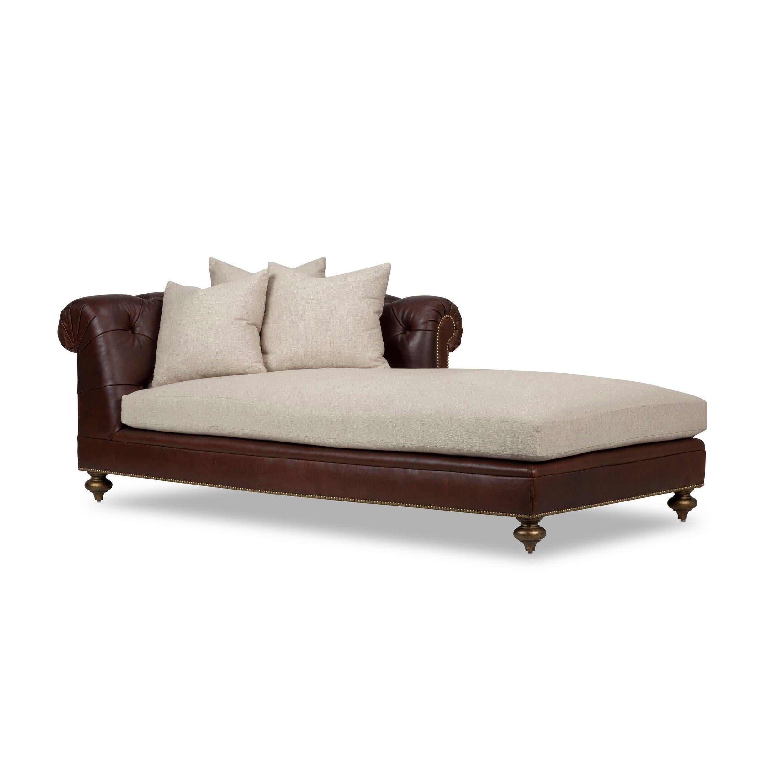 Une version plus profonde de la forme classique Chesterfield avec des coussins lâches et des coussins jetables pour un confort contemporain. Le cuir et le lin s'associent pour une sensation de décontraction, ponctuée par des pieds métalliques