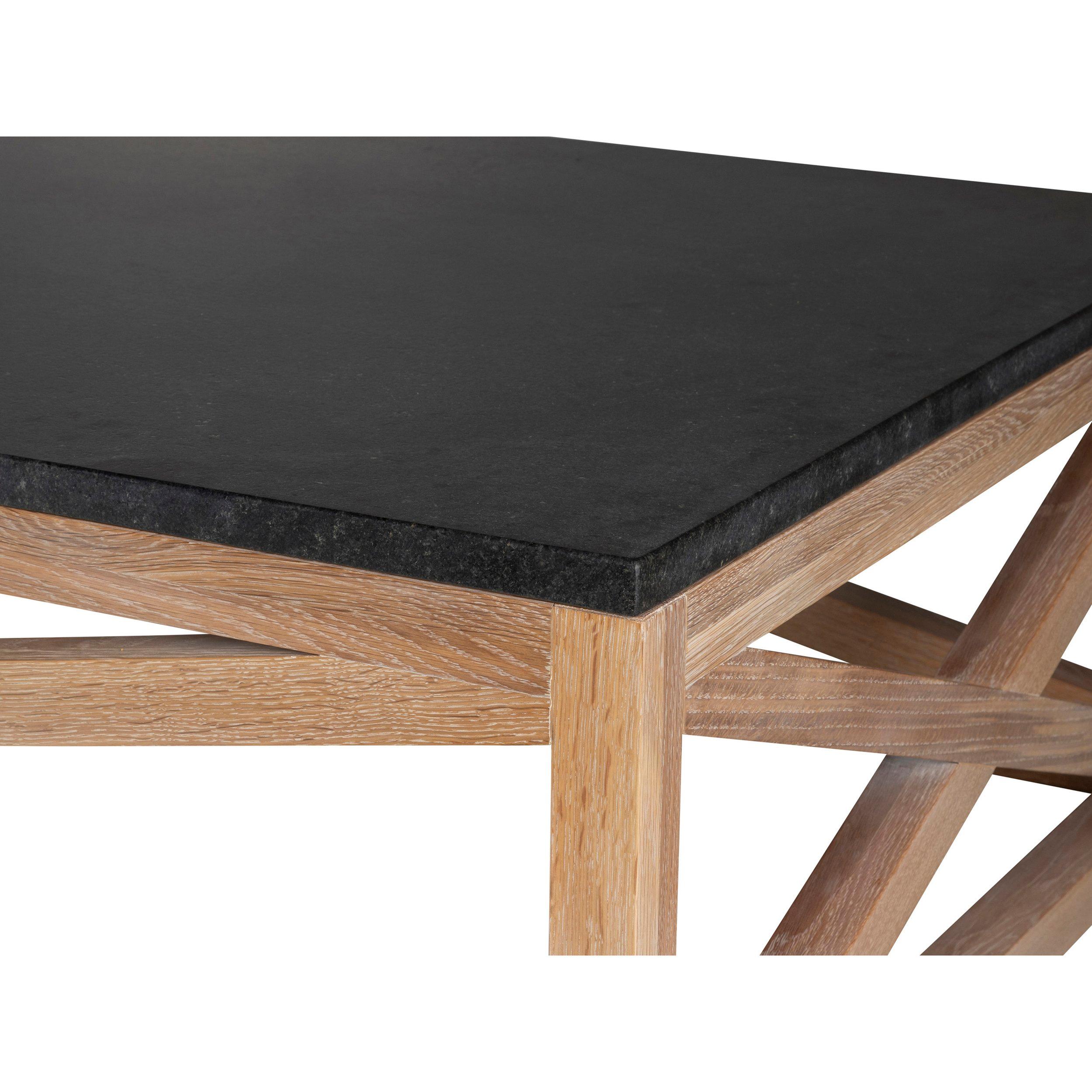 Ispirato ai robusti tavoli degli artigiani francesi del XVIII secolo, l'audace struttura in legno, la finitura in legno naturale e il piano in pietra levigata trasmettono una sensibilità contemporanea e maschile e si adattano a un ambiente familiare