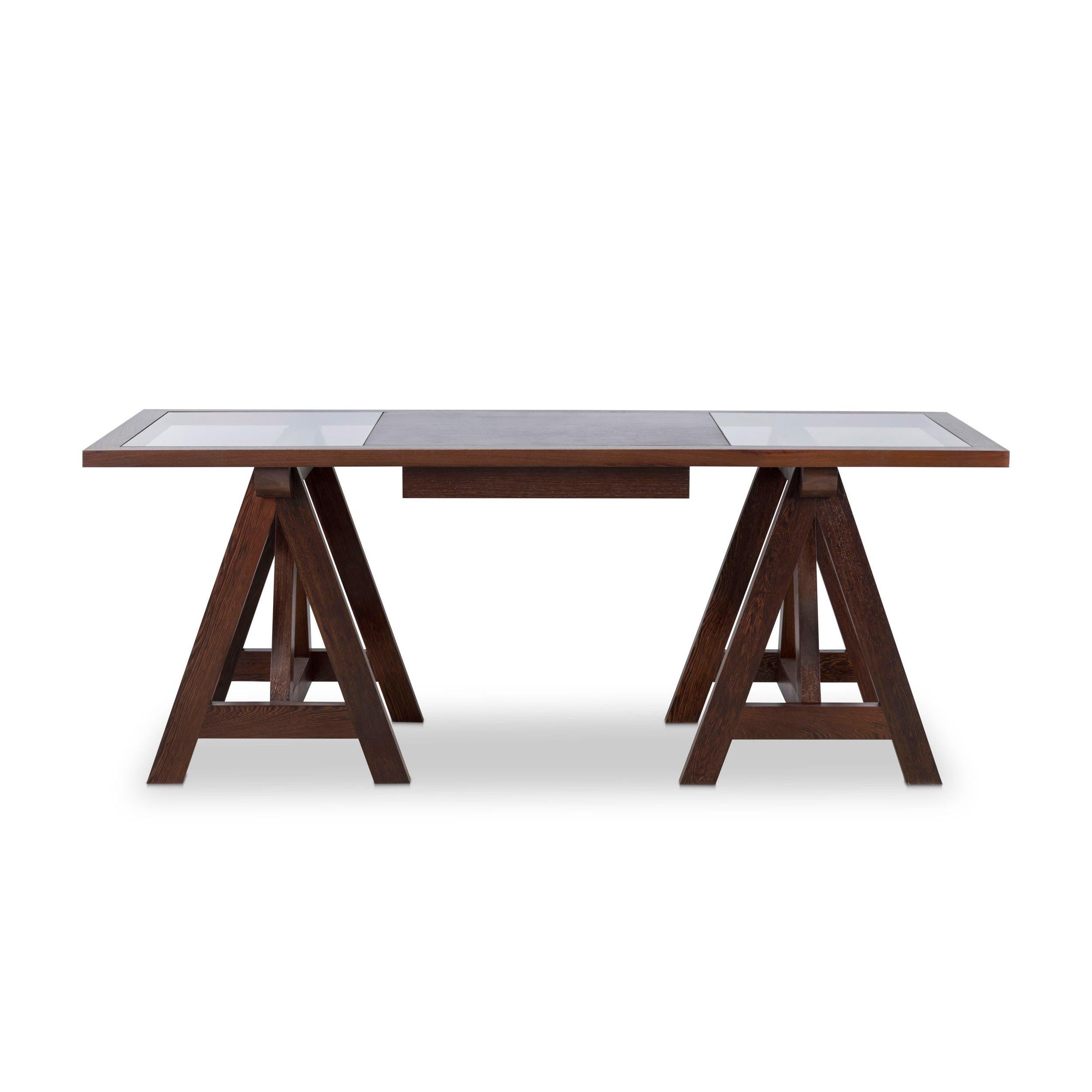 Dans l'esprit d'une table de travail d'artisan vintage, un rare wengé massif dans des bases en treillis de bois soigneusement proportionnées soutient un plateau en verre et cuir encadré de bois. Le style à la fois sophistiqué et décontracté de cette