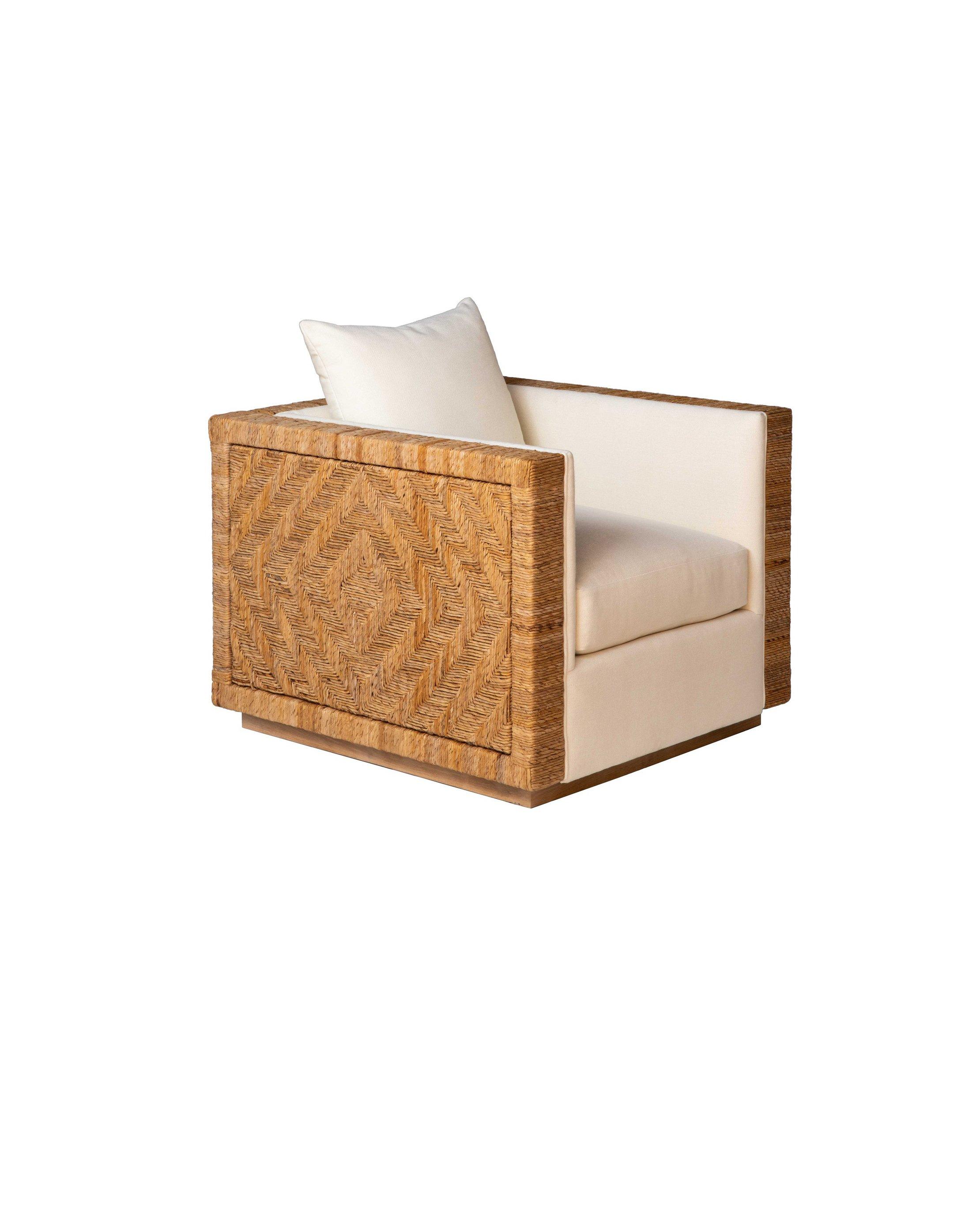Silla moderna de mediados de siglo con estructura de ratán tejido con un característico diseño de rombos que proporciona interés visual desde todos los ángulos y confiere a esta pieza de gran tamaño un aire relajado para interiores y exteriores.
