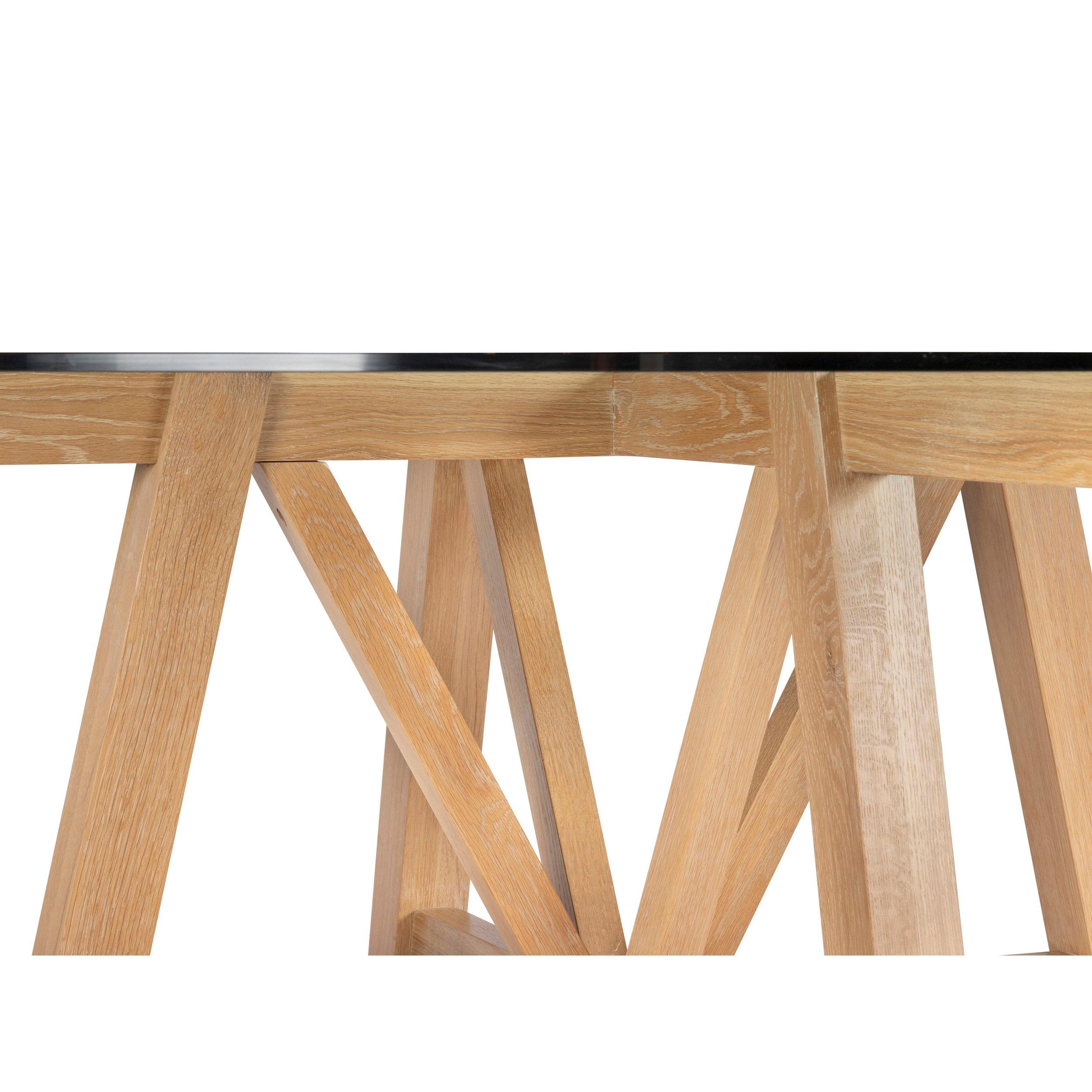 Kühnes Holz Esstisch konfiguriert, um eine runde oder quadratische Glasplatte zu unterstützen. Stabile Hölzer aus massiver Eiche strahlen von der Mitte aus und bieten großzügige Beinfreiheit und ein modernes Ambiente.

- Erhältlich in allen Alfredo