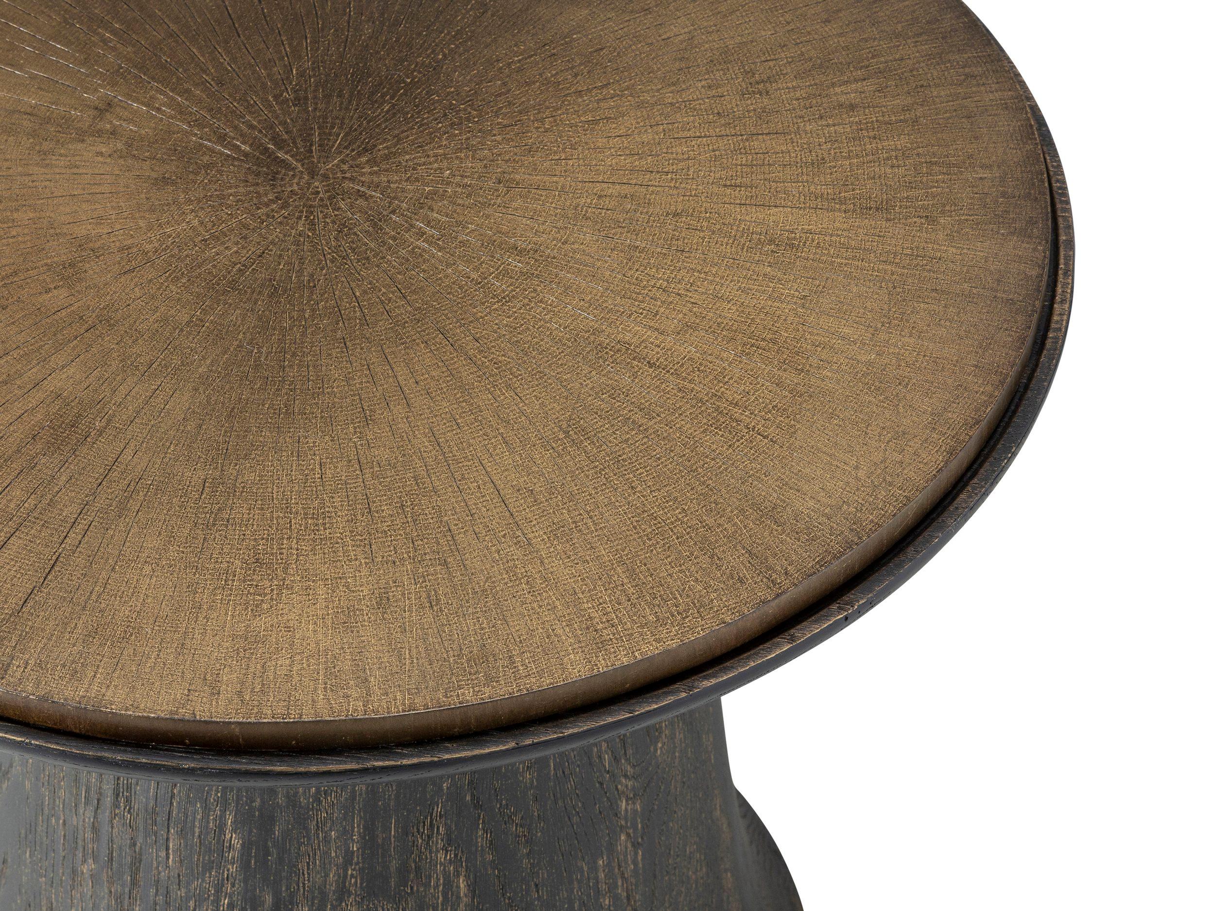 Une gracieuse colonne en bois tourné, effilée, avec une finition métallique soulignant le grain du bois, supporte un large plateau proposé avec ou sans surface de table à grain métallique. Résine coulée

- Disponible avec plateau en verre et en