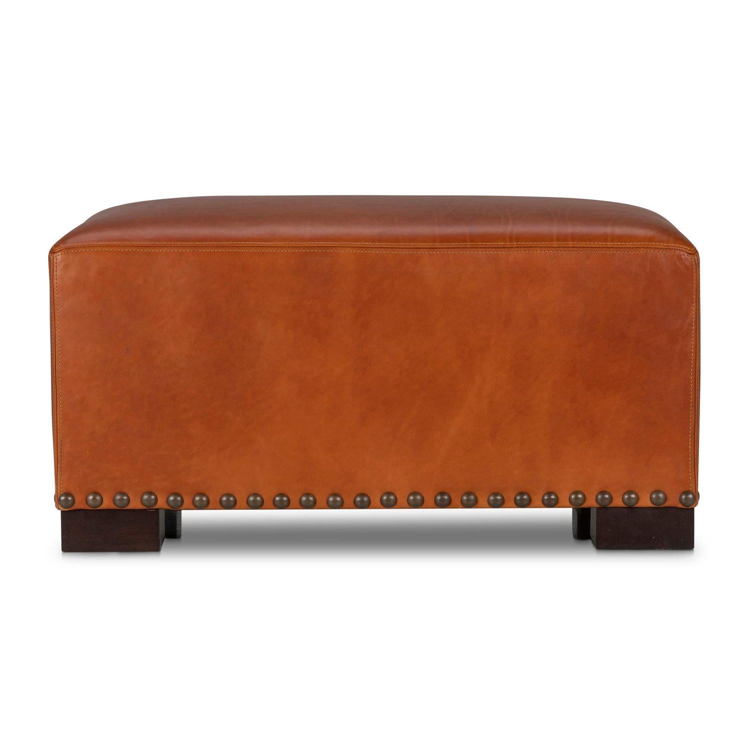 Un pezzo di accompagnamento per il divano Sebastian o per qualsiasi altra sedia. Questo pouf con seduta stretta funziona anche in modo indipendente.

- Gambe in Oak
- Opzioni di rifinitura delle unghie
- Standard con cintura
- Disponibile in tutte