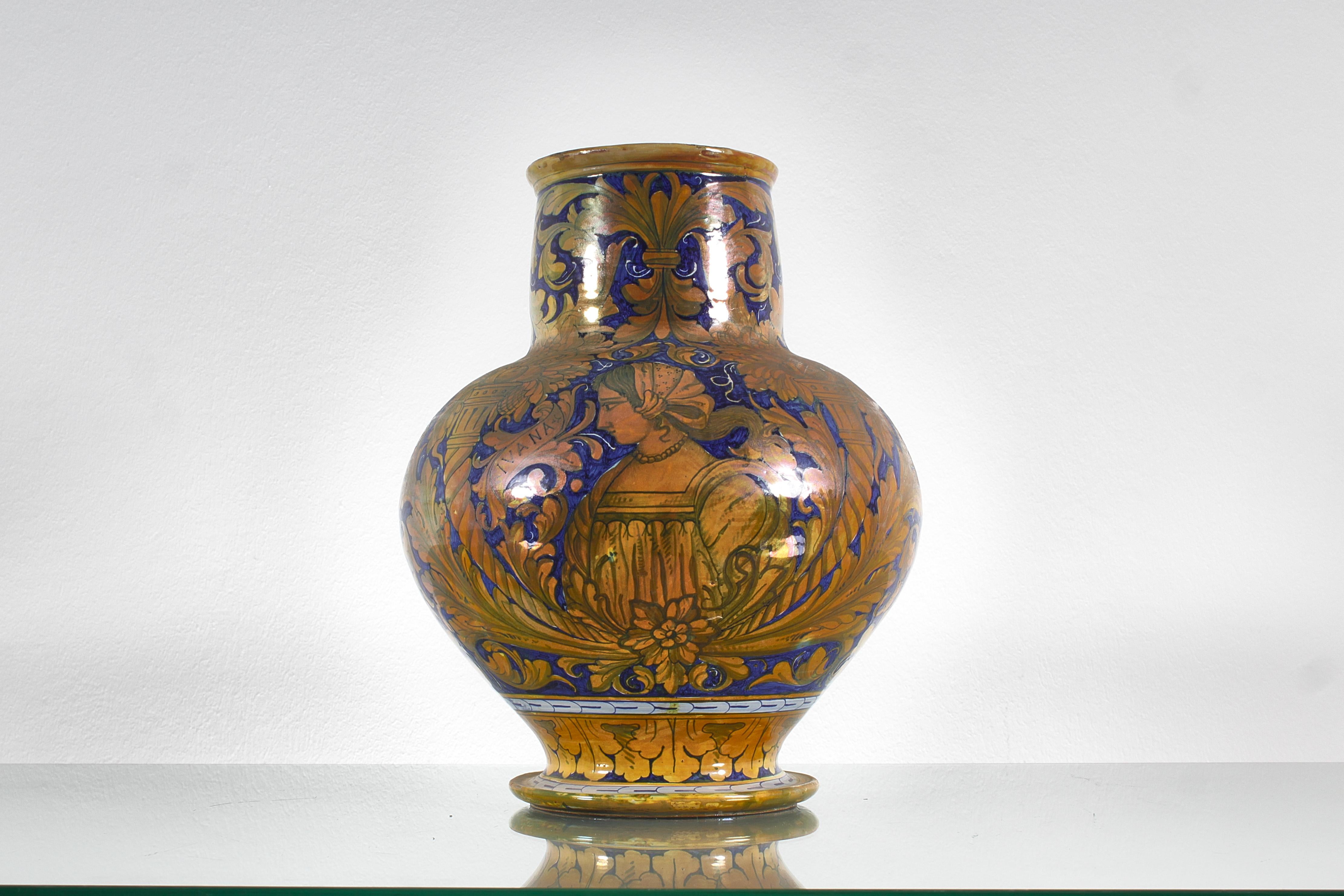 Wertvolle Majolika-Schalenvase mit Metallglanz, Füllhorn, Frauenbüste und ockerfarbenen Blattranken auf blauem Grund. Italienische Herstellung aus den 1920er Jahren von Alfredo Santarelli, auf dem Boden markiert. Alters- und gebrauchsbedingte