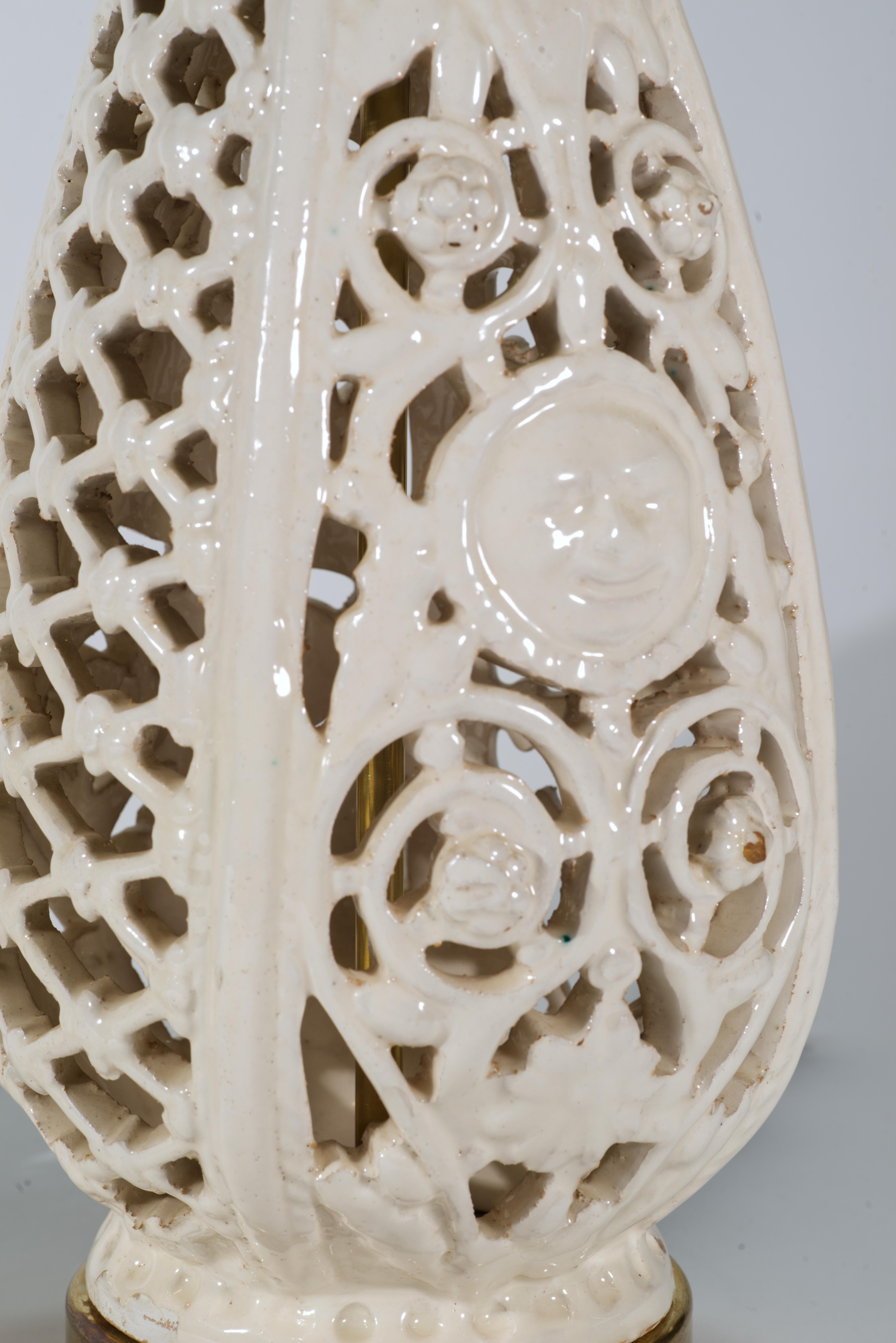 Alfredo Santarelli Coppia di lampade da tavolo in maiolica reticolata bianca, anni '40-'50 in vendita 2