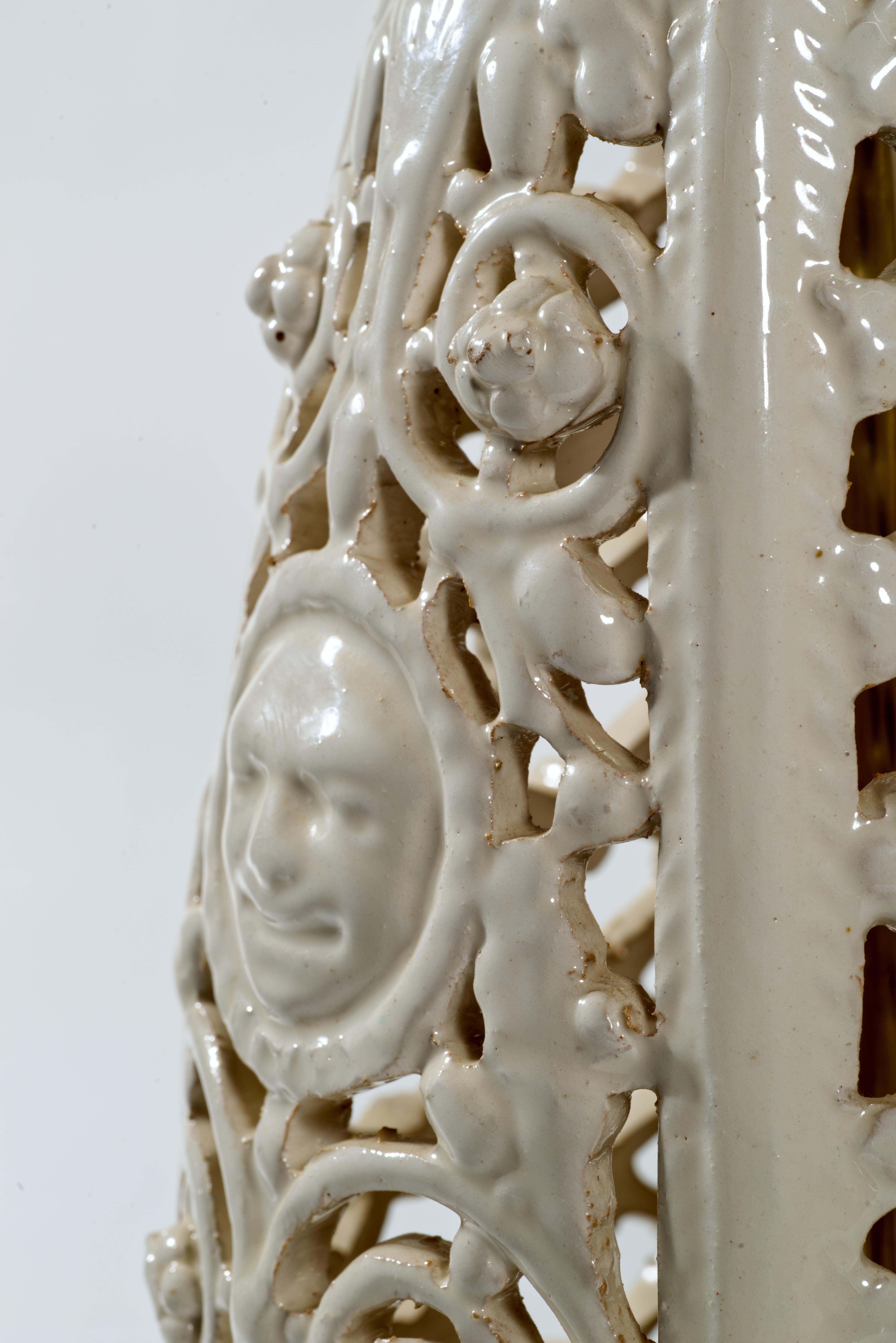 Alfredo Santarelli Coppia di lampade da tavolo in maiolica reticolata bianca, anni '40-'50 in vendita 3