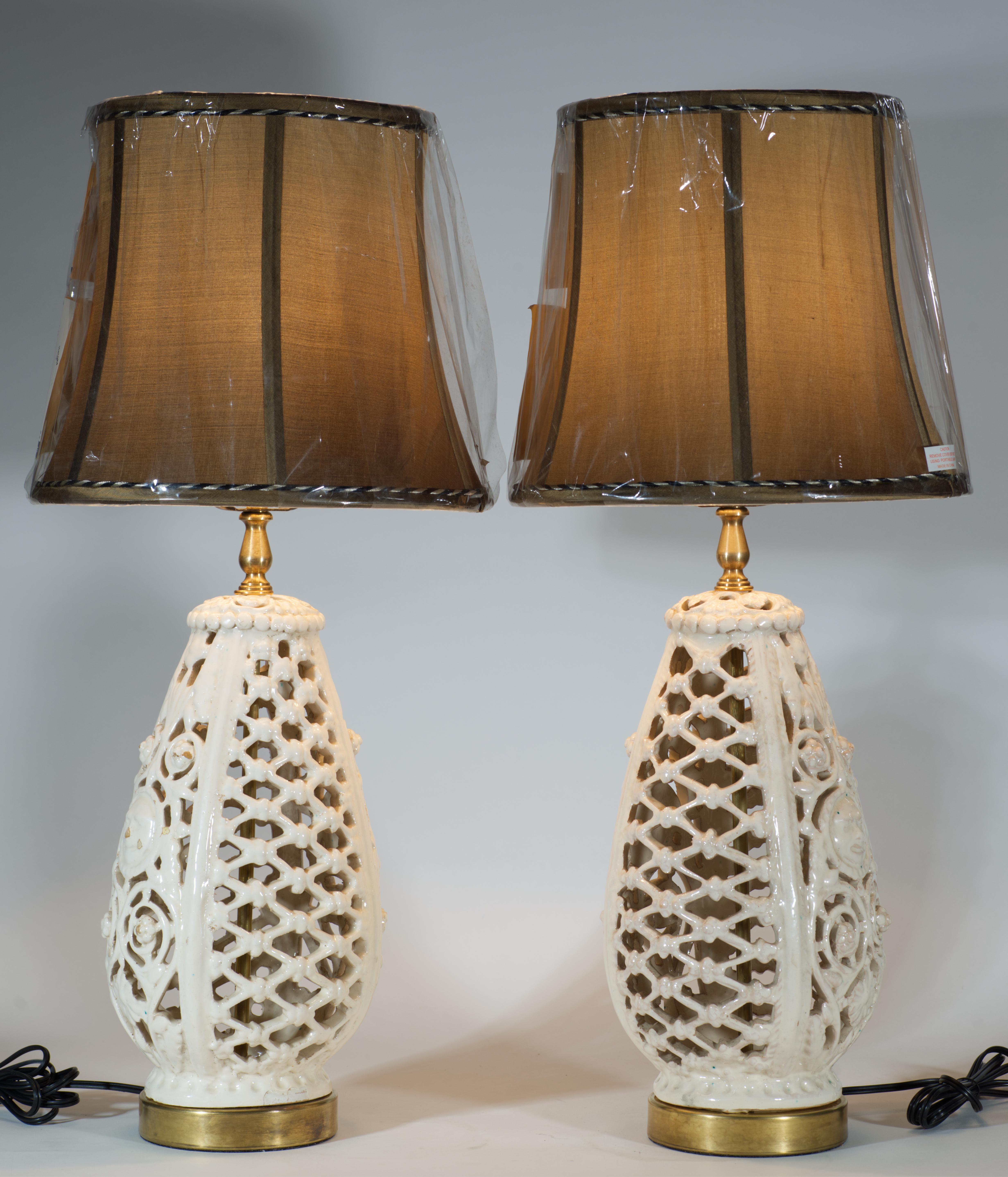 Alfredo Santarelli Coppia di lampade da tavolo in maiolica reticolata bianca, anni '40-'50 in vendita 10