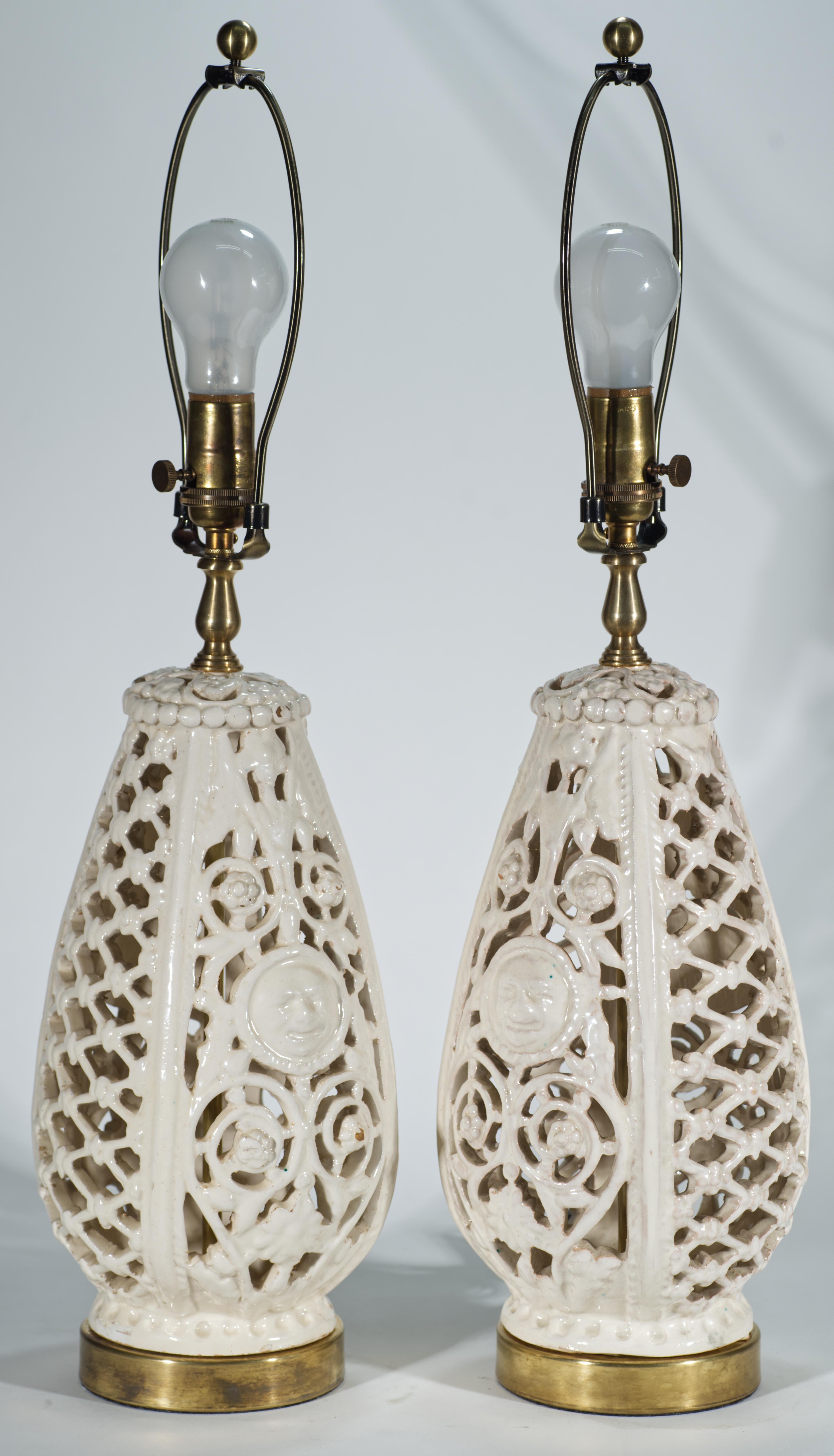 Alfredo Santarelli Coppia di lampade da tavolo in maiolica reticolata bianca, anni '40-'50 in vendita 11