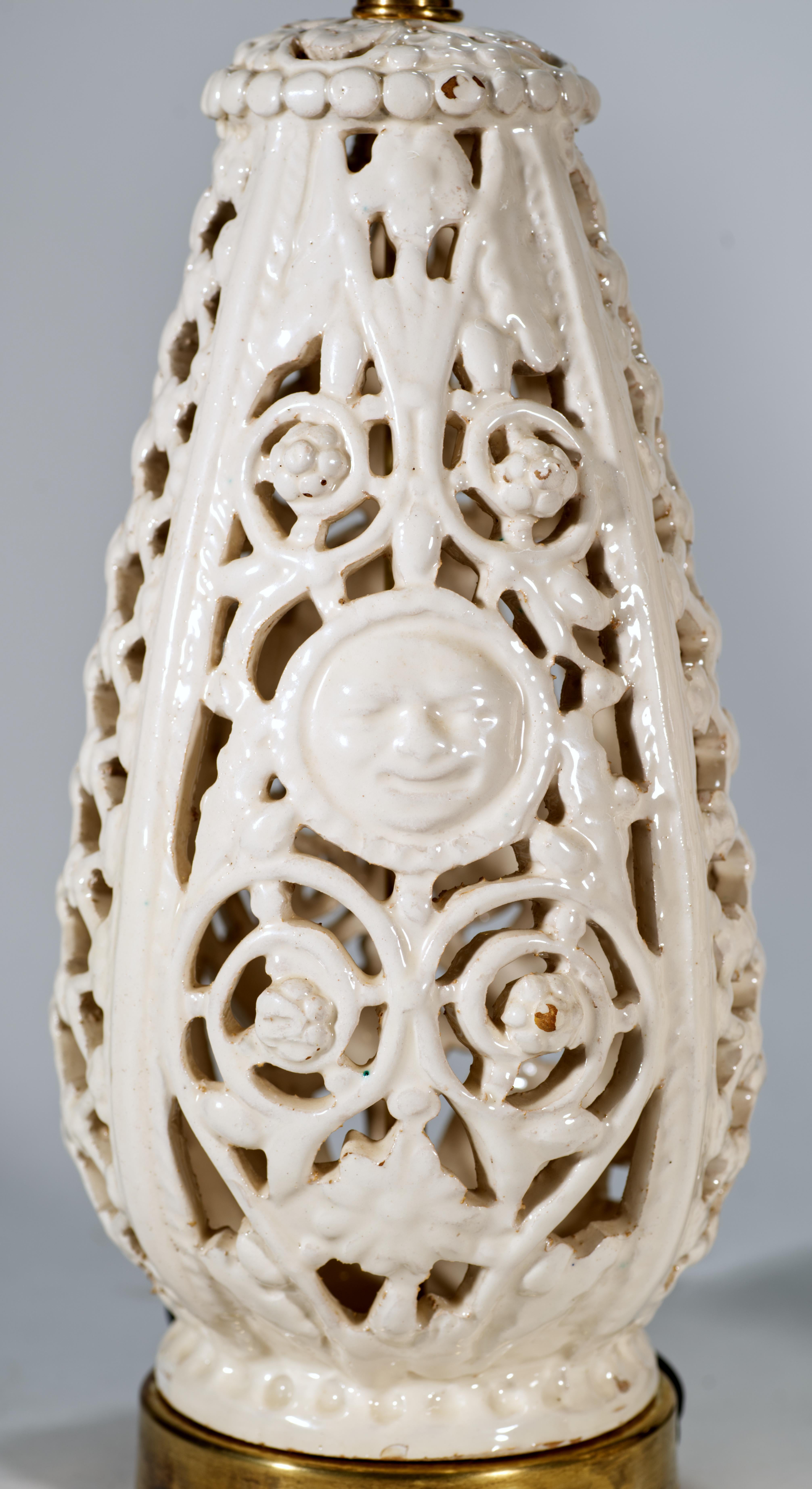 Art Déco Alfredo Santarelli Coppia di lampade da tavolo in maiolica reticolata bianca, anni '40-'50 in vendita