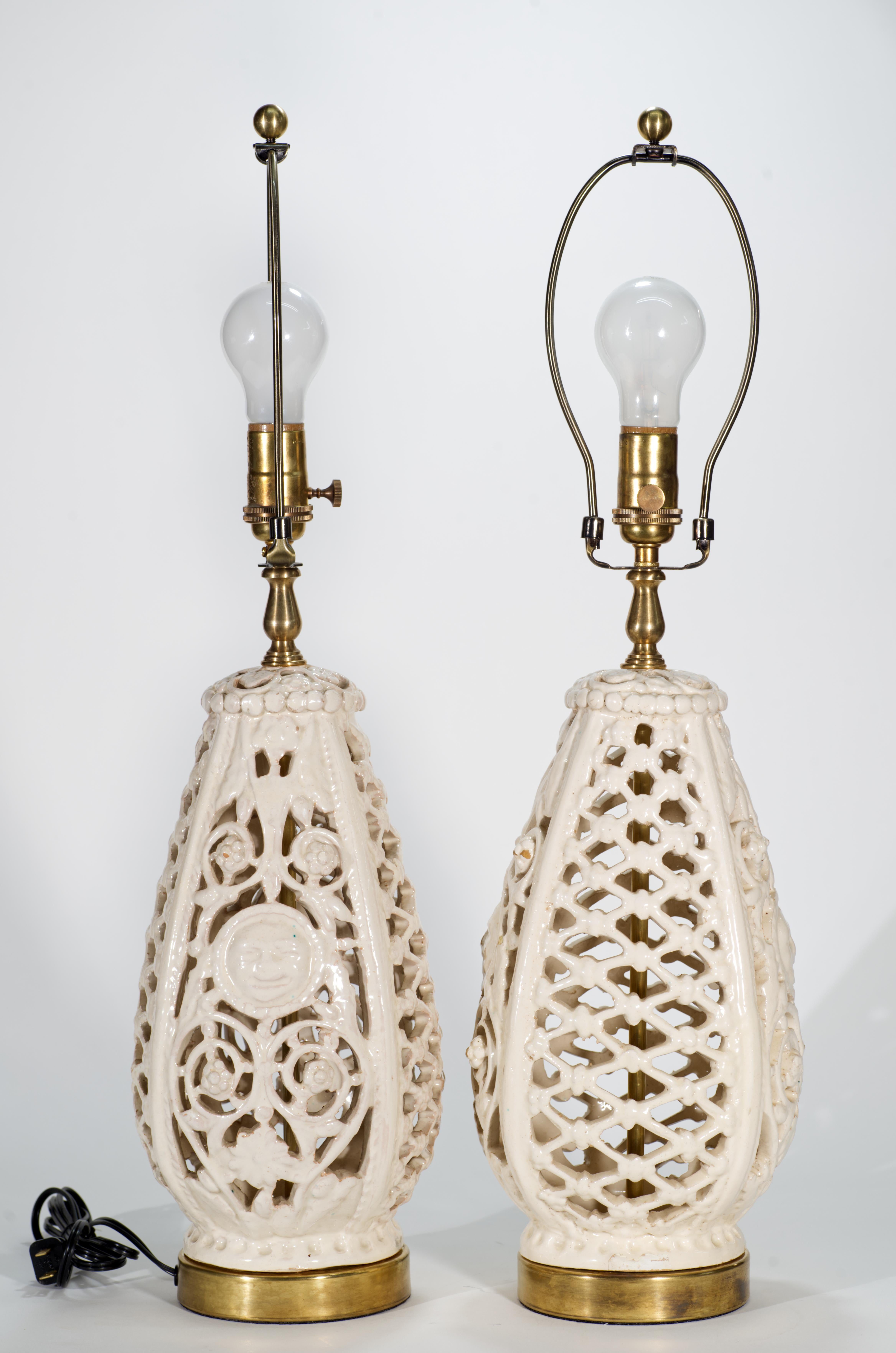 Italiano Alfredo Santarelli Coppia di lampade da tavolo in maiolica reticolata bianca, anni '40-'50 in vendita