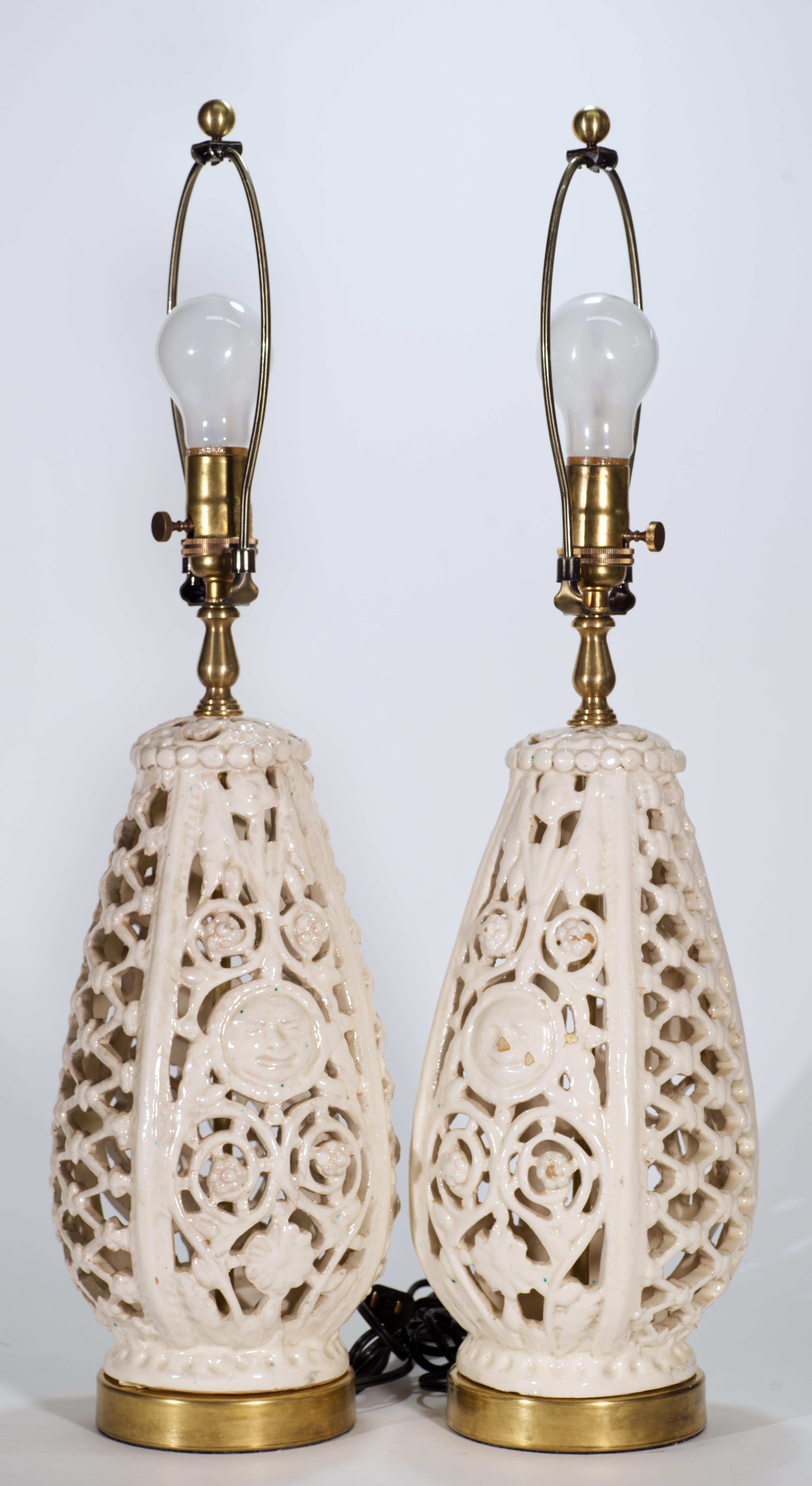 Smaltato Alfredo Santarelli Coppia di lampade da tavolo in maiolica reticolata bianca, anni '40-'50 in vendita