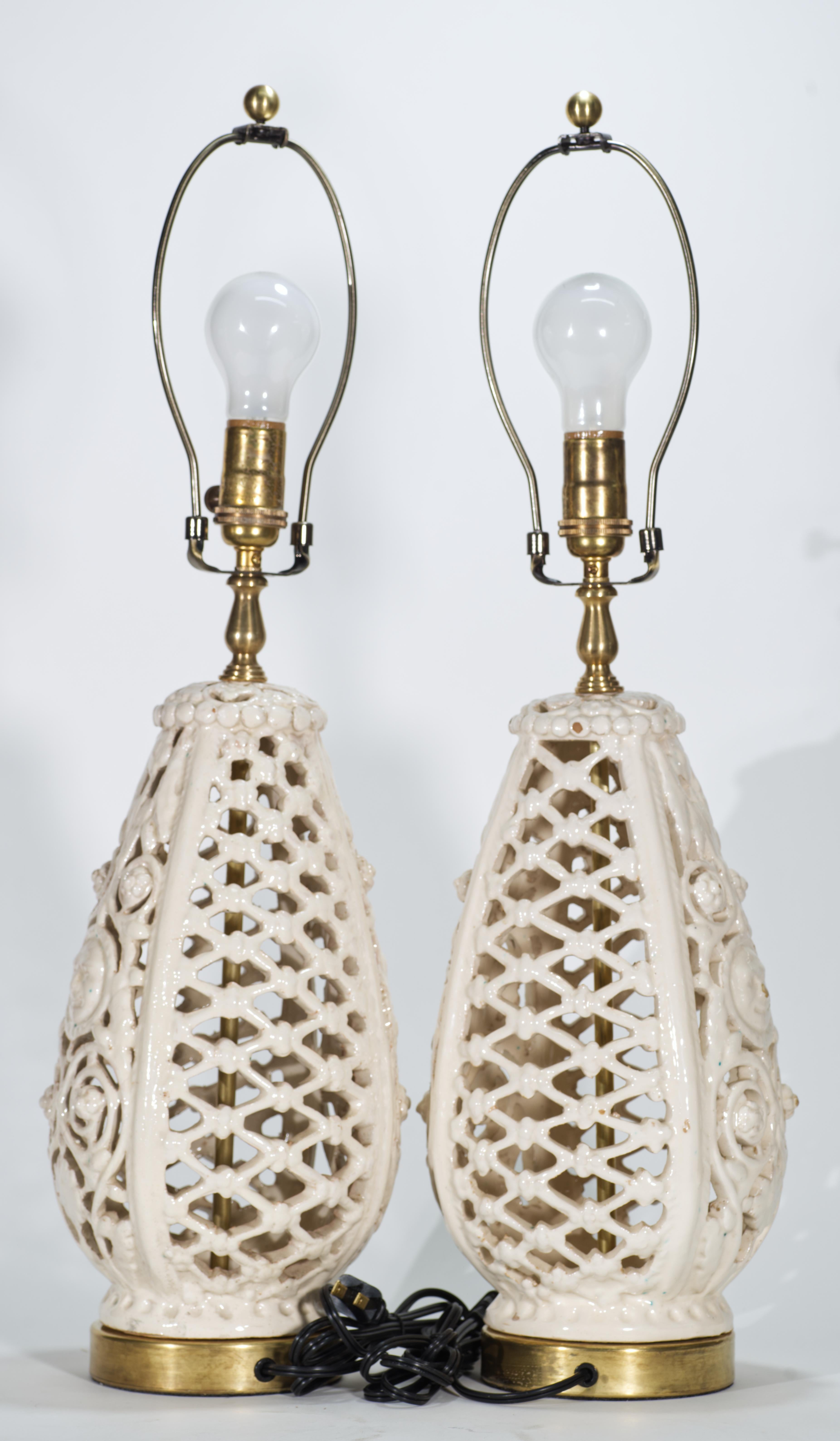 Alfredo Santarelli Coppia di lampade da tavolo in maiolica reticolata bianca, anni '40-'50 In condizioni buone in vendita a Clifton Springs, NY