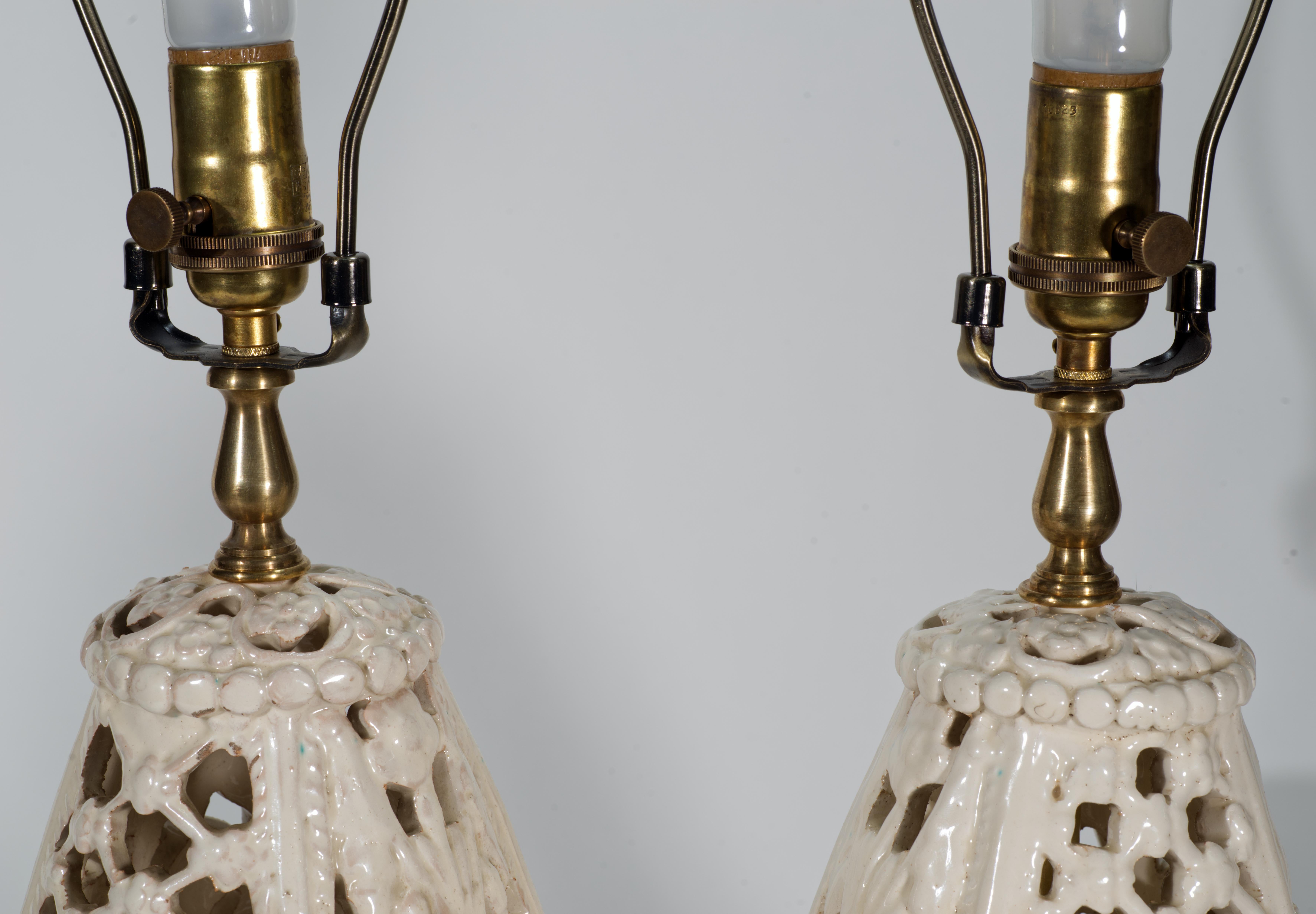 XX secolo Alfredo Santarelli Coppia di lampade da tavolo in maiolica reticolata bianca, anni '40-'50 in vendita