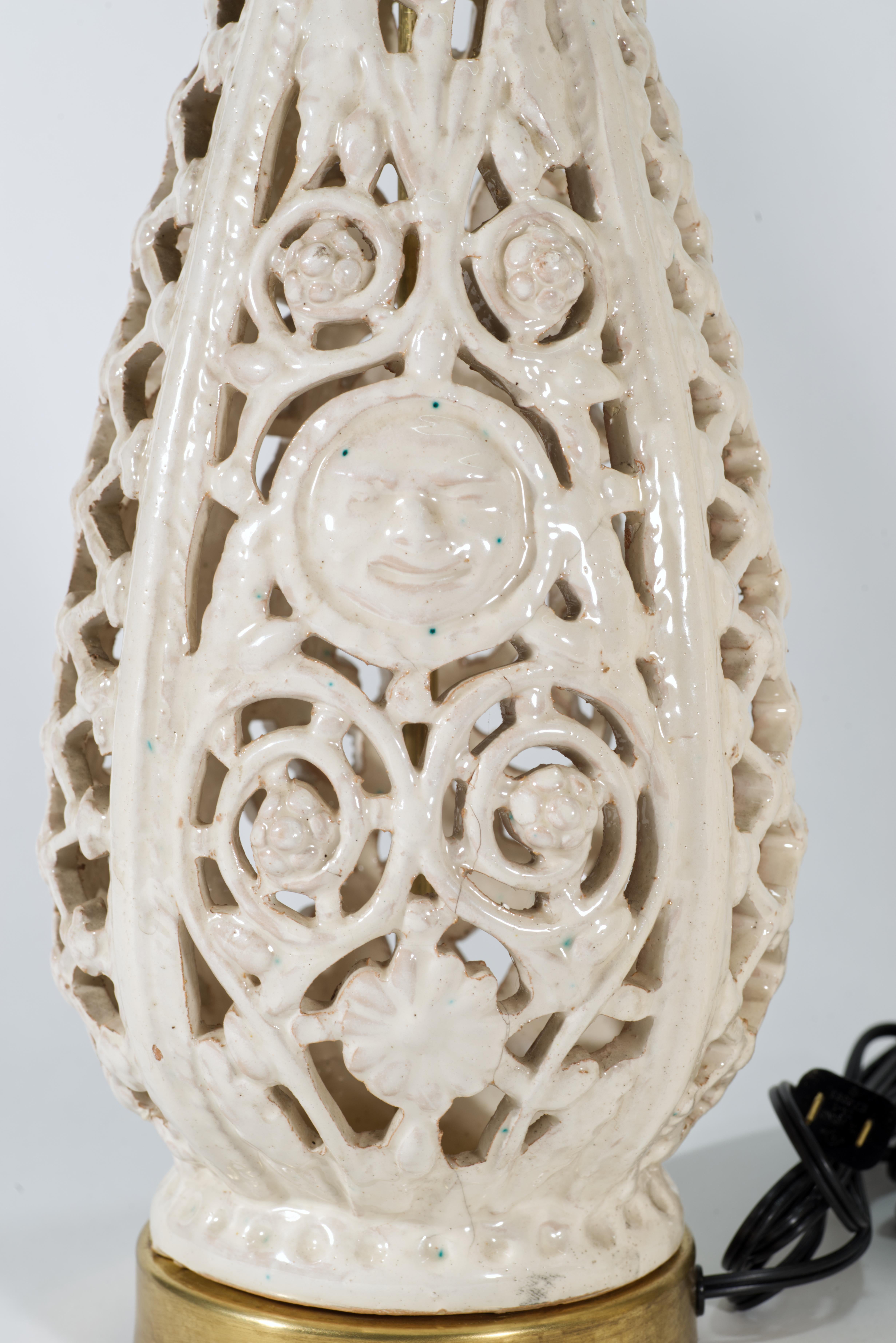 Alfredo Santarelli Coppia di lampade da tavolo in maiolica reticolata bianca, anni '40-'50 in vendita 1