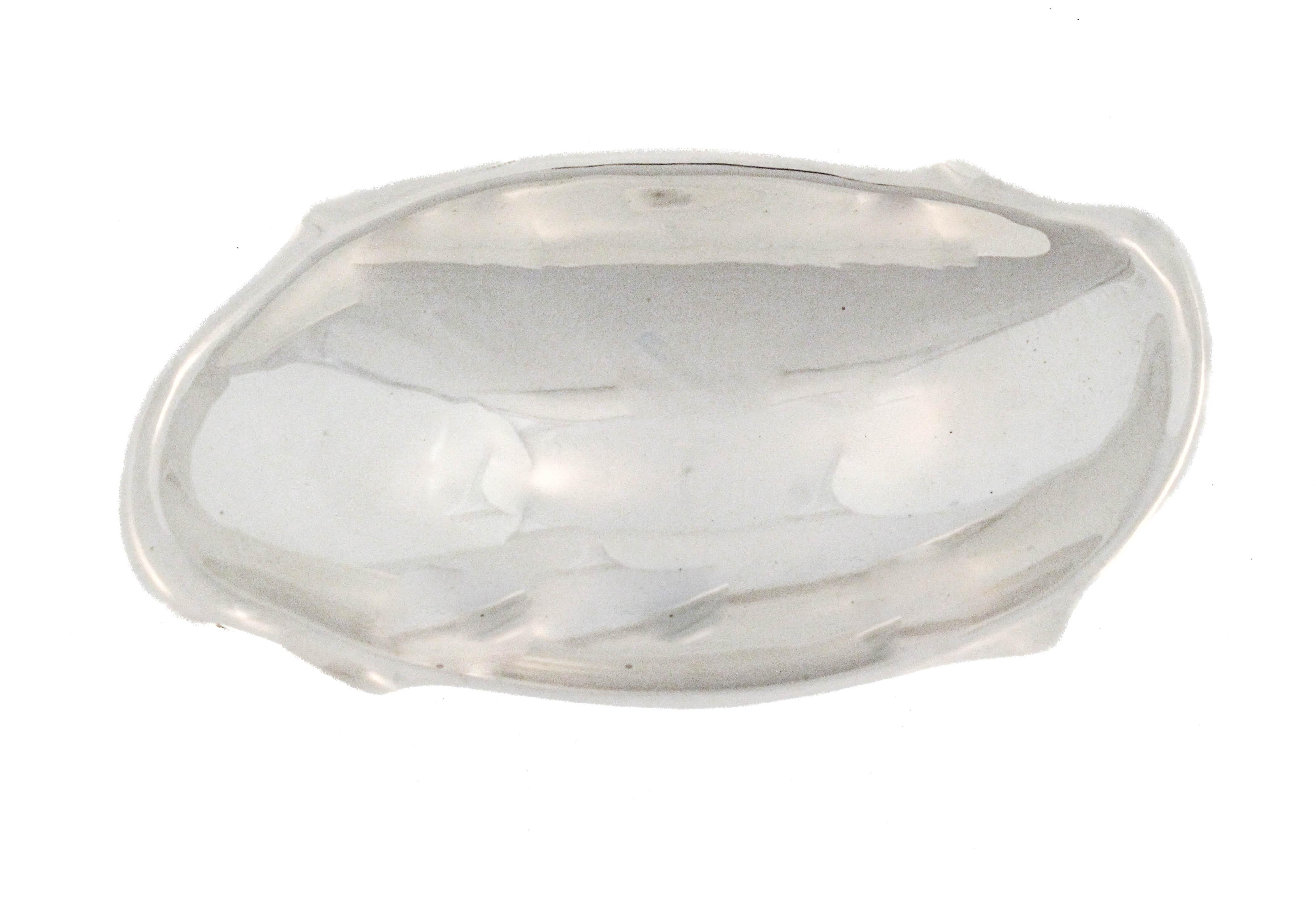 Questo piatto ovale in argento sterling battuto a mano da Alfredo Sciarrotta riflette la miscela distintiva dell'argentiere di forme moderniste e impeccabile maestria. Il vaso poco profondo poggia su quattro piedi a sfera arrotondati, che elevano la