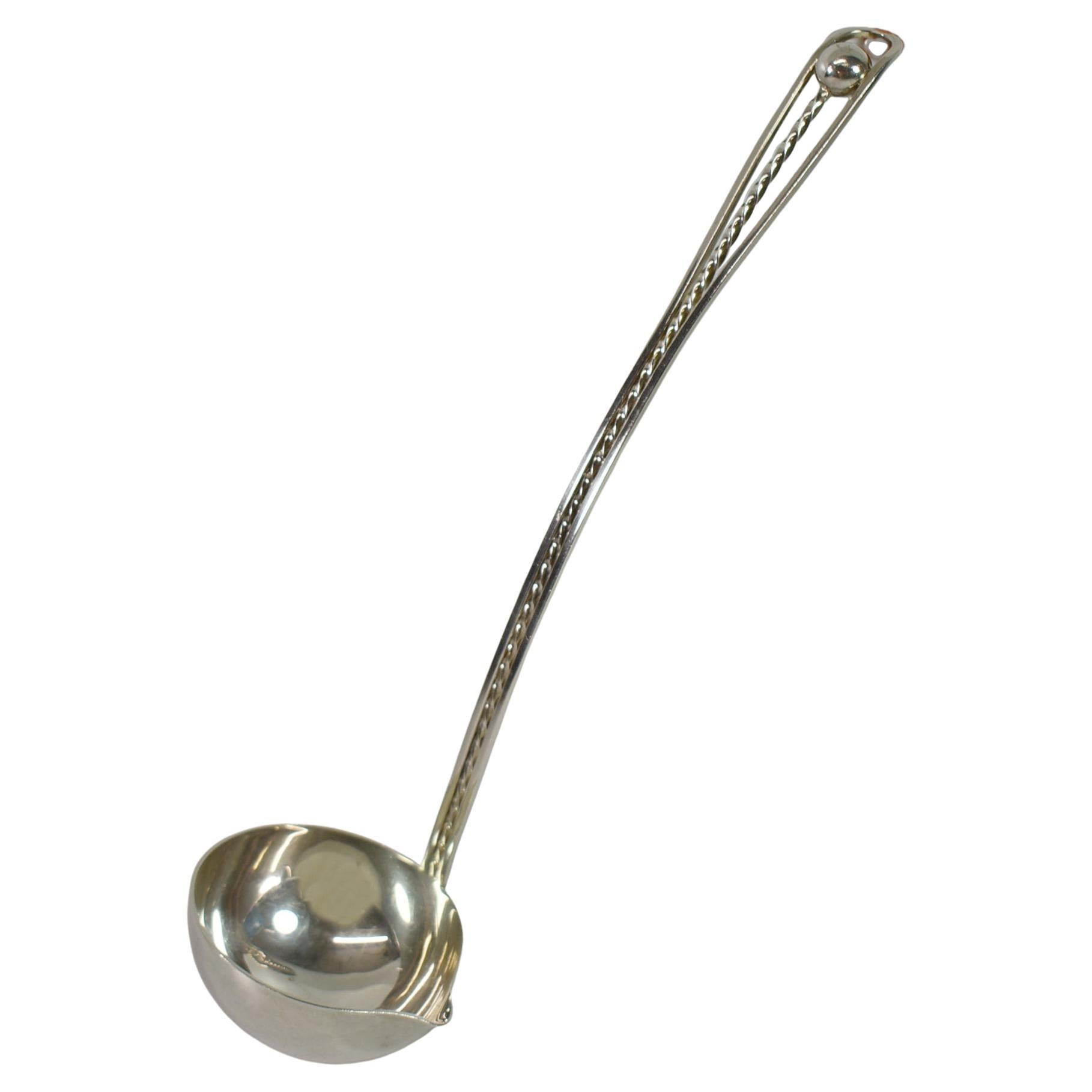 Louche en argent sterling à poignée torsadée Alfredo Sciarrotta