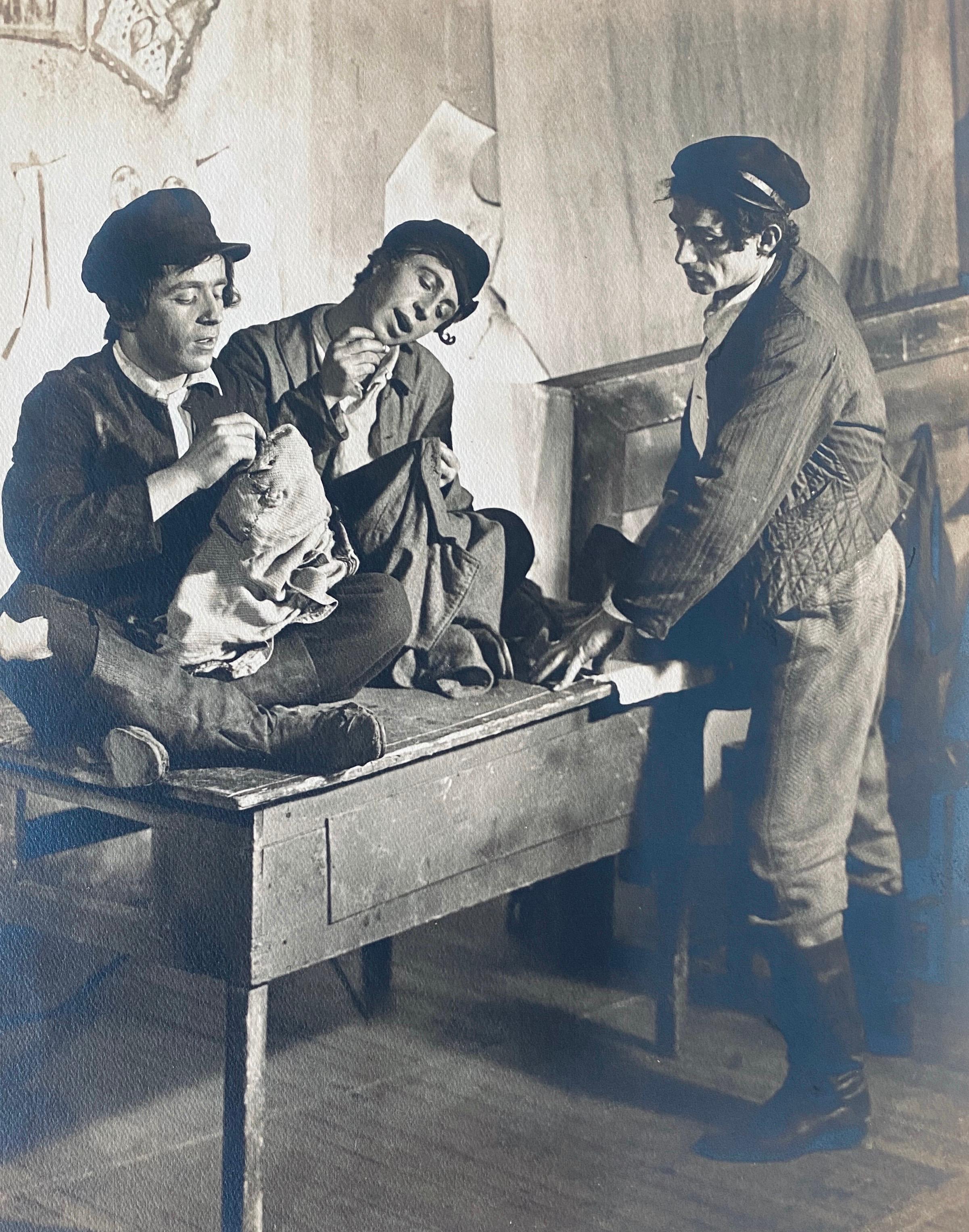 Fotografia del teatro yiddish Artef - Black and White Photograph Grigio di Alfredo Valente 