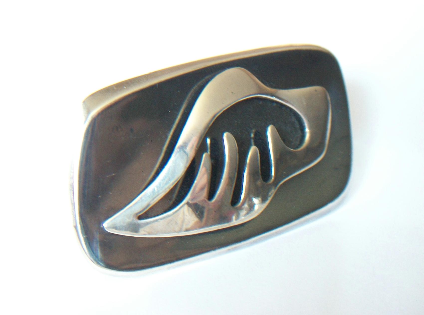 ALFREDO VILLASANA (Designer/Maker) - Modernist sterling silver brooch - hand made - sculptural details - signed on the back - 925/1000 - Mexico (Taxco) - circa 1950's.

Excellent vintage condition - all original - tarnishing, minor wear and surface