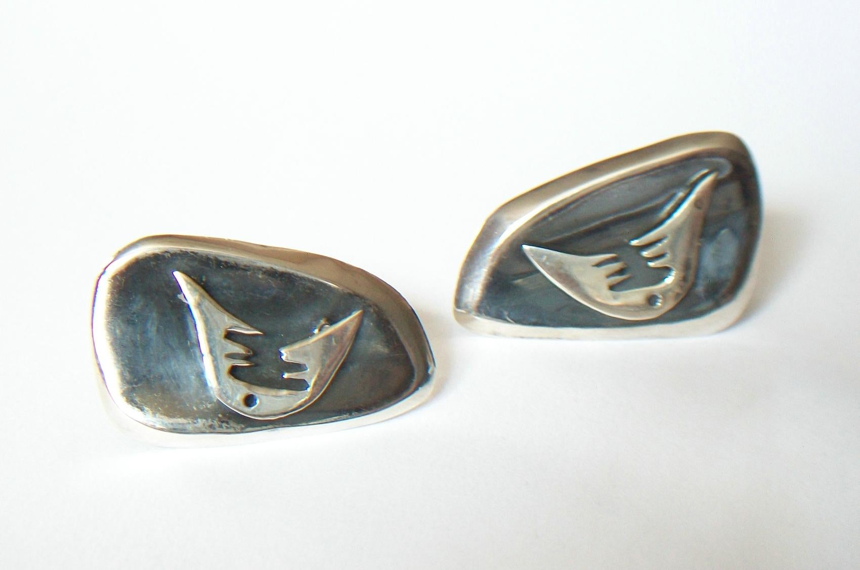 ALFREDO VILLASANA (Designer/Maker) - Modernist sterling silver earrings - hand made - sculptural details - screw backs - one earring signed on the back - 925/1000 - Mexico (Taxco) - circa 1950's.

Excellent vintage condition - all original -
