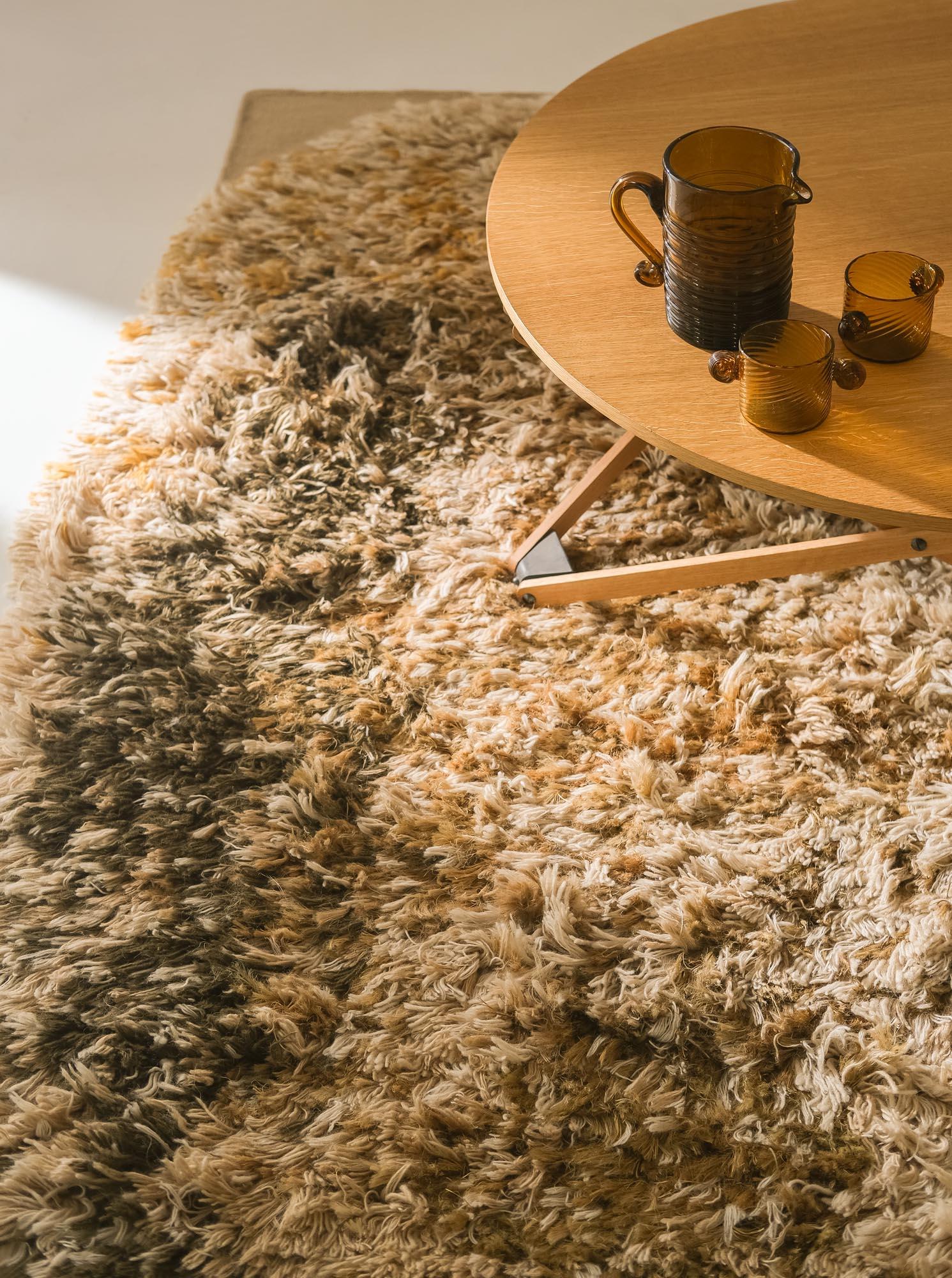 Organico moderno Tappeto Shag 'Alga' in lana e iuta color ocra di Nanimarquina in vendita