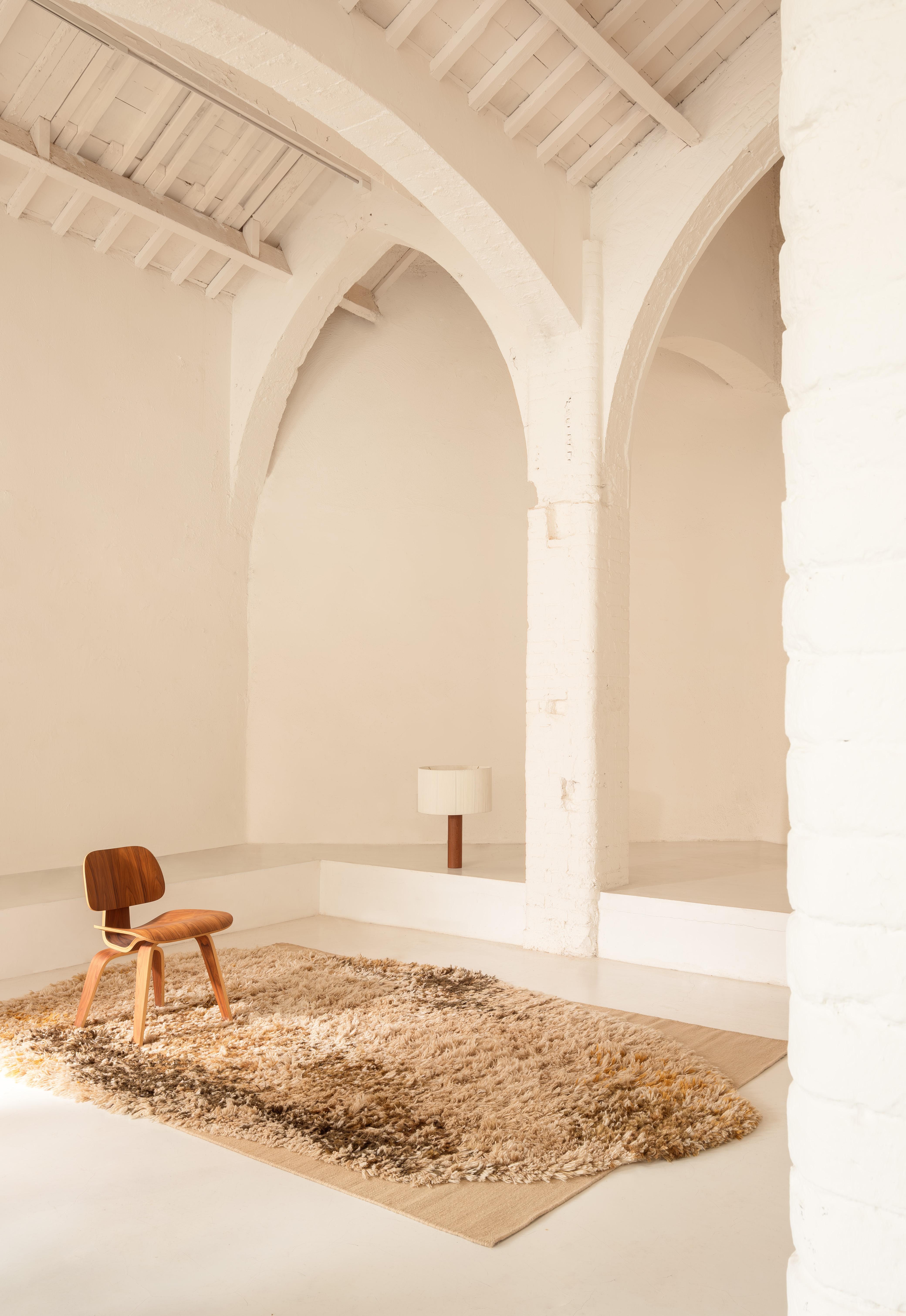 Tessuto a mano Tappeto Shag 'Alga' in lana e iuta color ocra di Nanimarquina in vendita