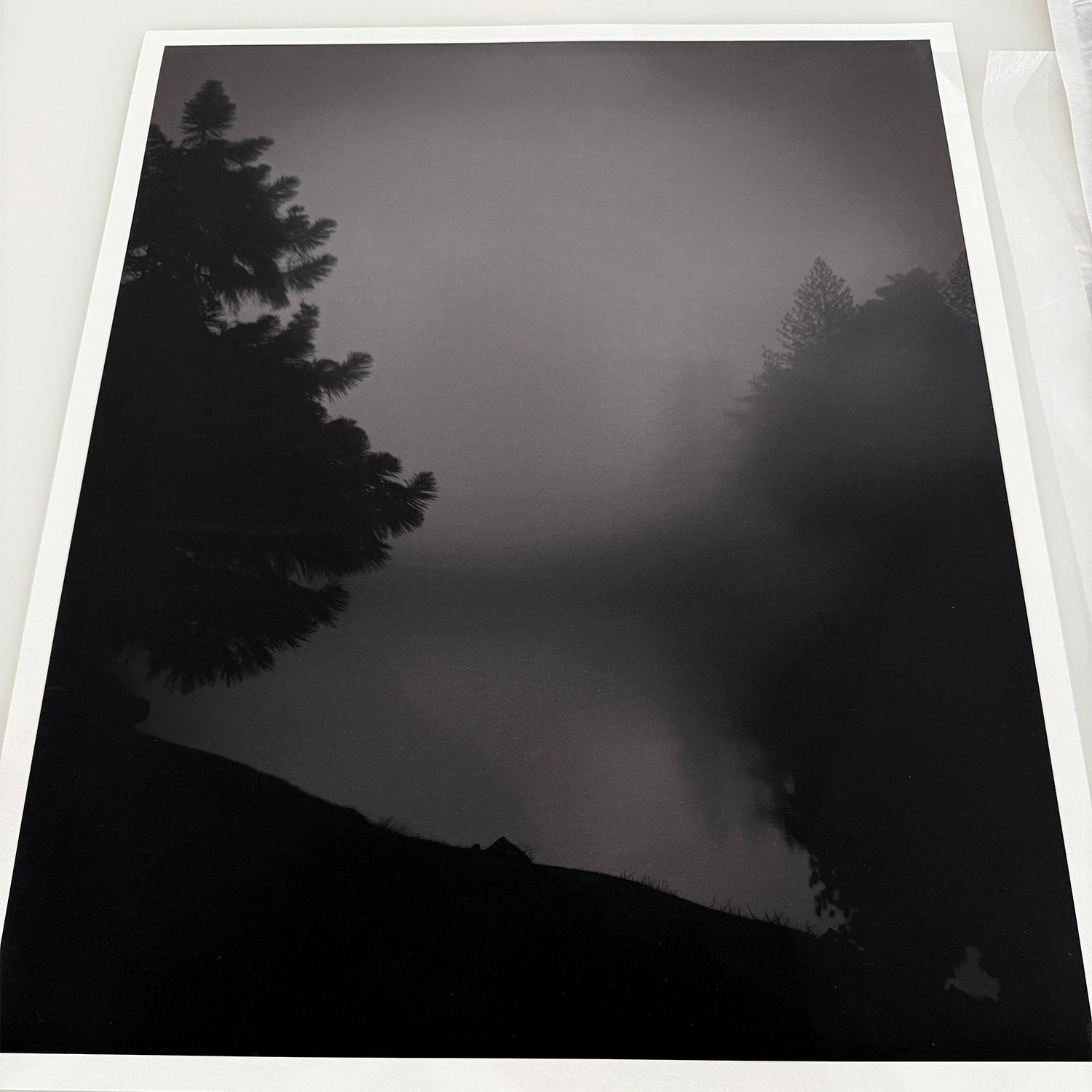 Algonquin capture le calme profond du plus ancien parc provincial du Canada, un paysage chargé de brume où l'ombre et la forme se dissolvent dans l'atmosphère pure. Ce tirage d'art en édition limitée, créé par la fusion de la photographie et des