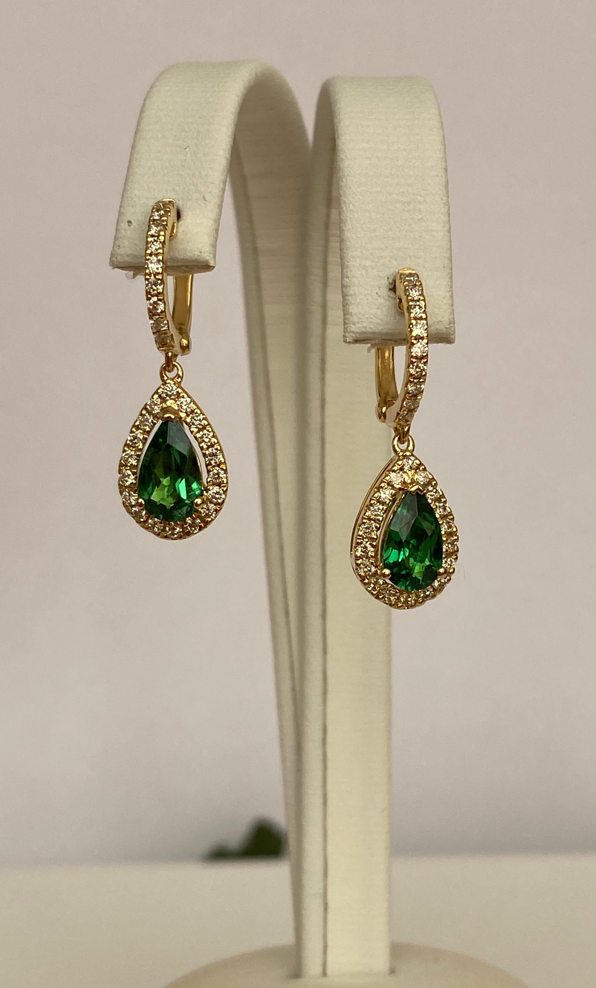 ALGT Cerified Vivid Green Tsavorite Diamond  Drop Earrings in 18K Yellow Gold In New Condition For Sale In AMSTERDAM, NL