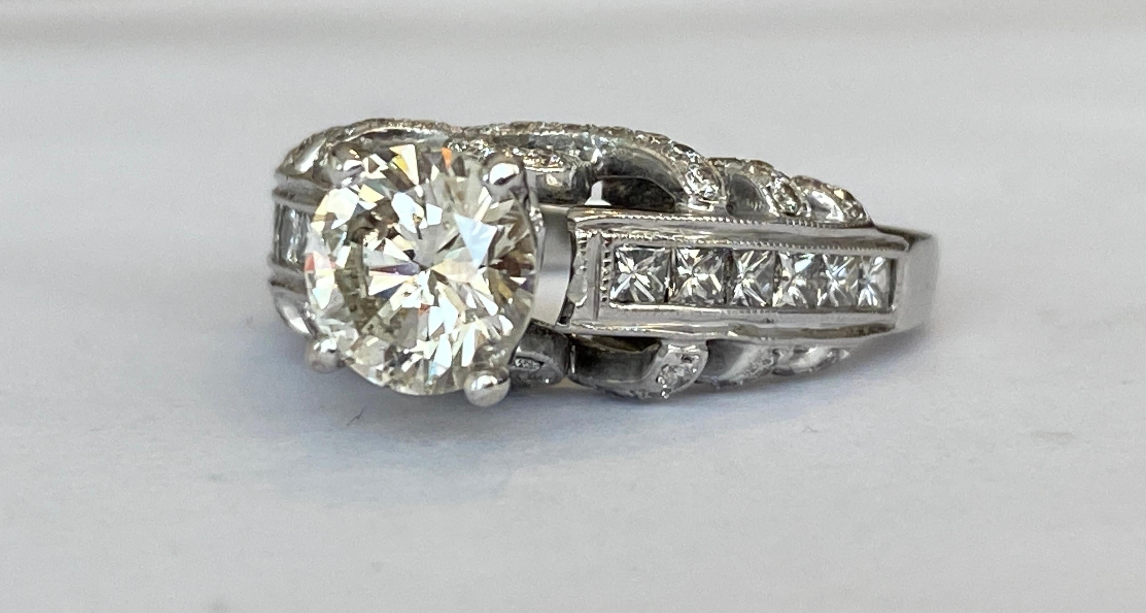 ALGT Certificied 2.20 Carat Diamond Engagement Ring In Good Condition For Sale In AMSTERDAM, NL