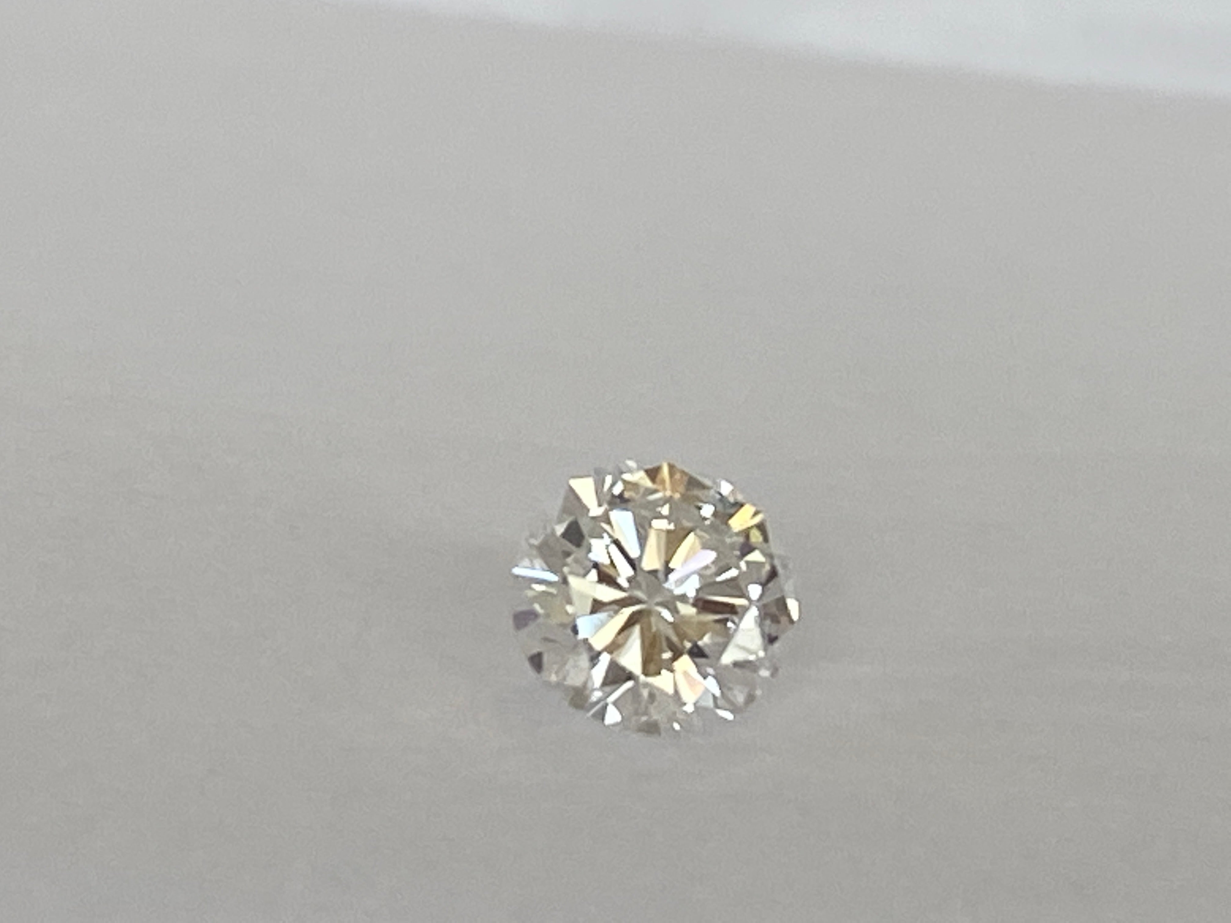 Diamant offert de 0,63 carat. Le certificat ALGT est inclus.

Poids : 0,63 carats
Grade de couleur -E
Clarté - VS2
Dimensions de la pierre précieuse : 5,49 x 5,58 x 3,32 mm
Type de gemme : Diamant naturel
Forme et brillance de la coupe

