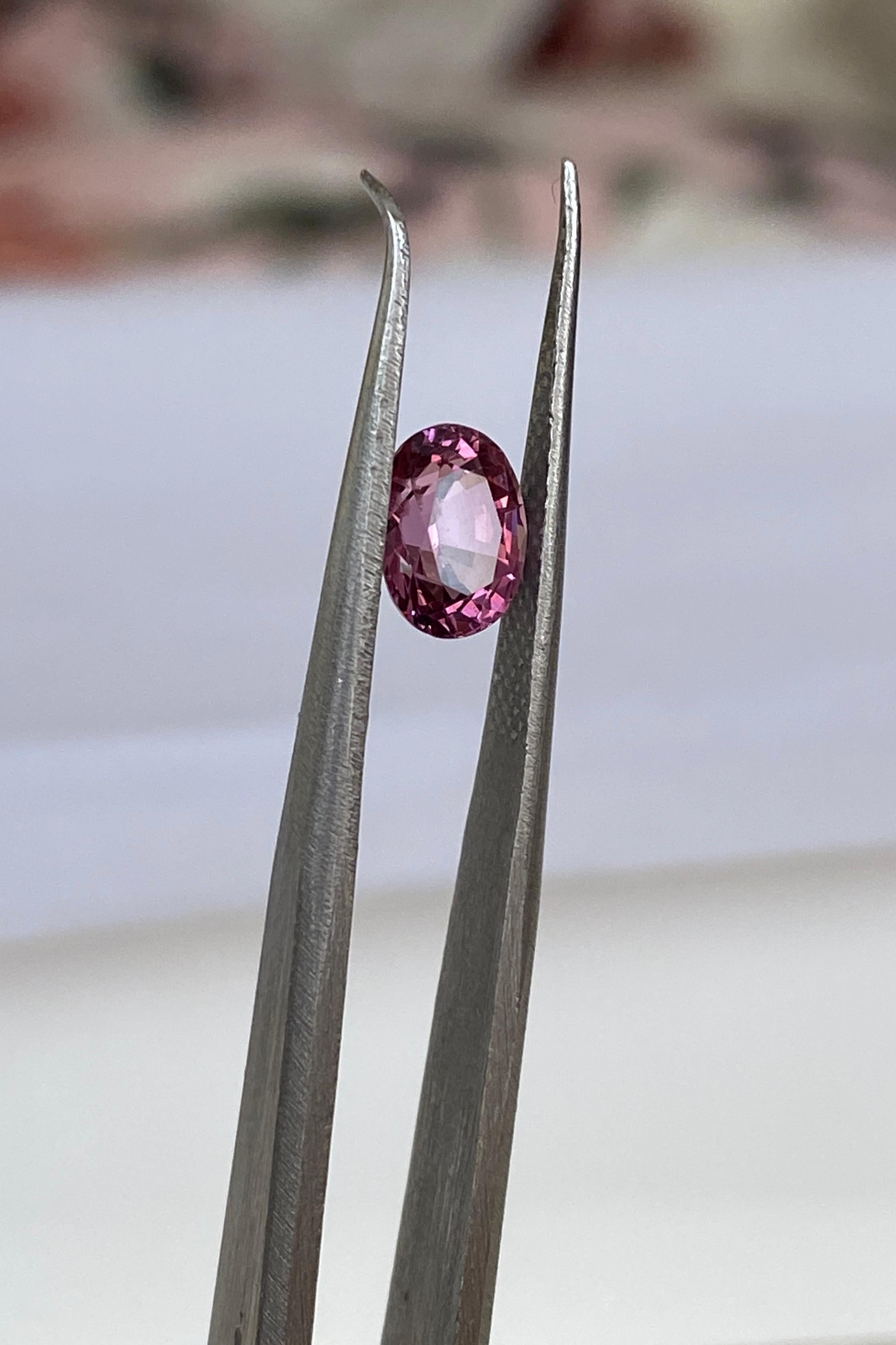 Spinello rosa intenso/vivido ovale taglio misto certificato ALGT da 1,24 carati In condizioni Nuovo in vendita a AMSTERDAM, NL