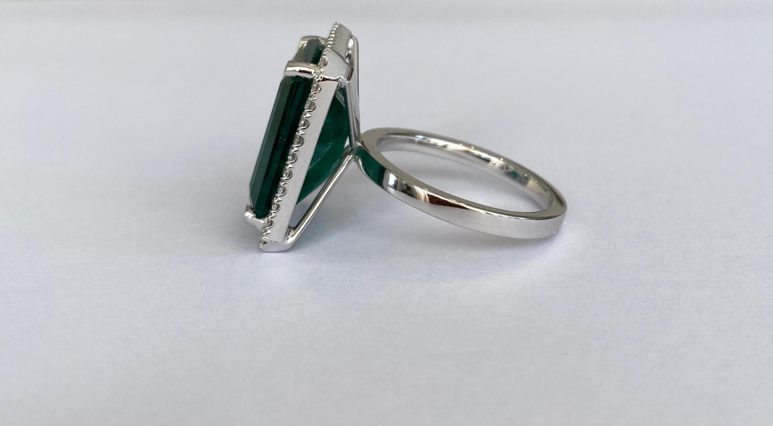 ALGT Certified 12.64 carat Emerald Diamond Cocktail White gold Ring In New Condition For Sale In AMSTERDAM, NL