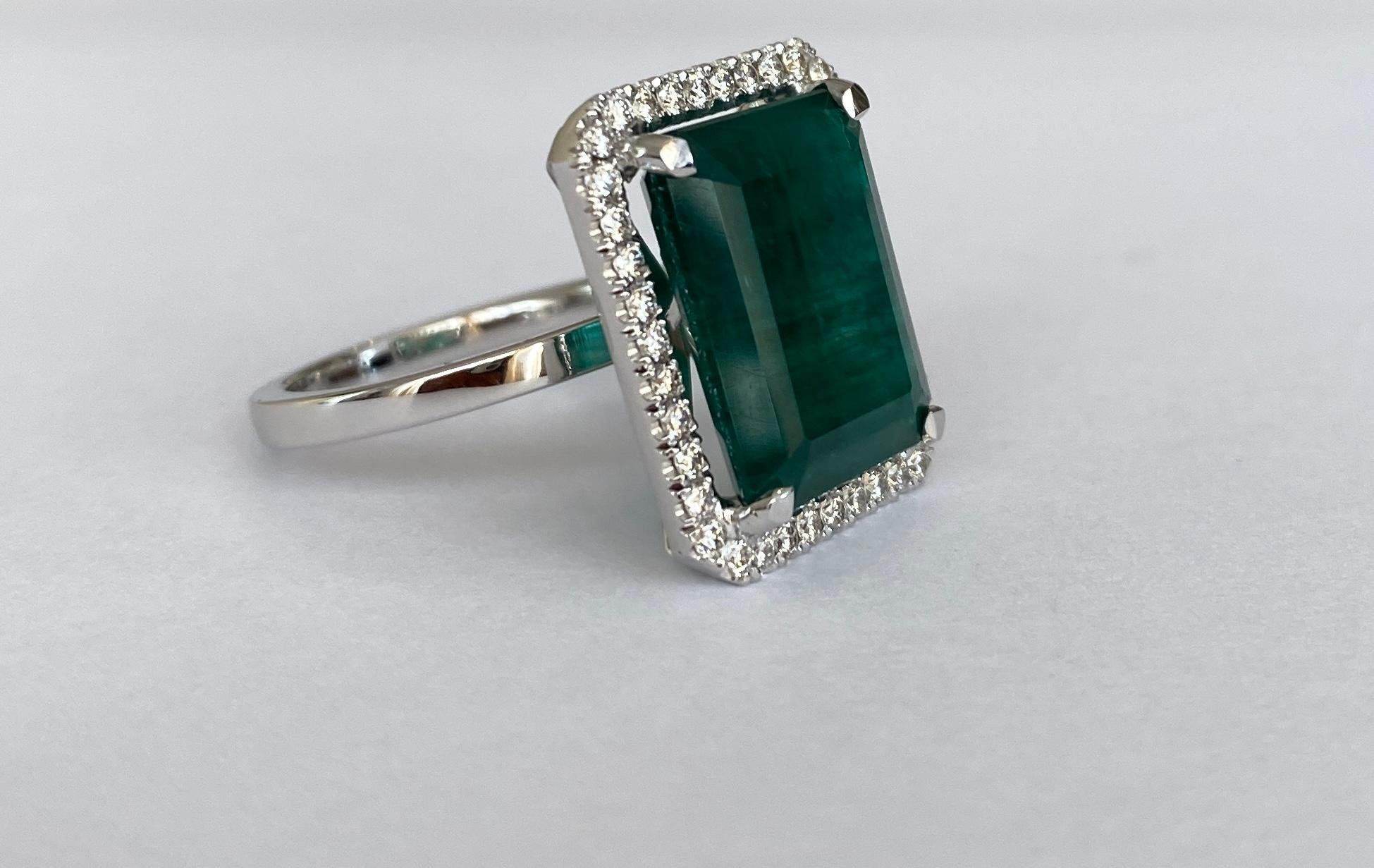Women's ALGT Certified 12.64 carat Emerald Diamond Cocktail White gold Ring For Sale