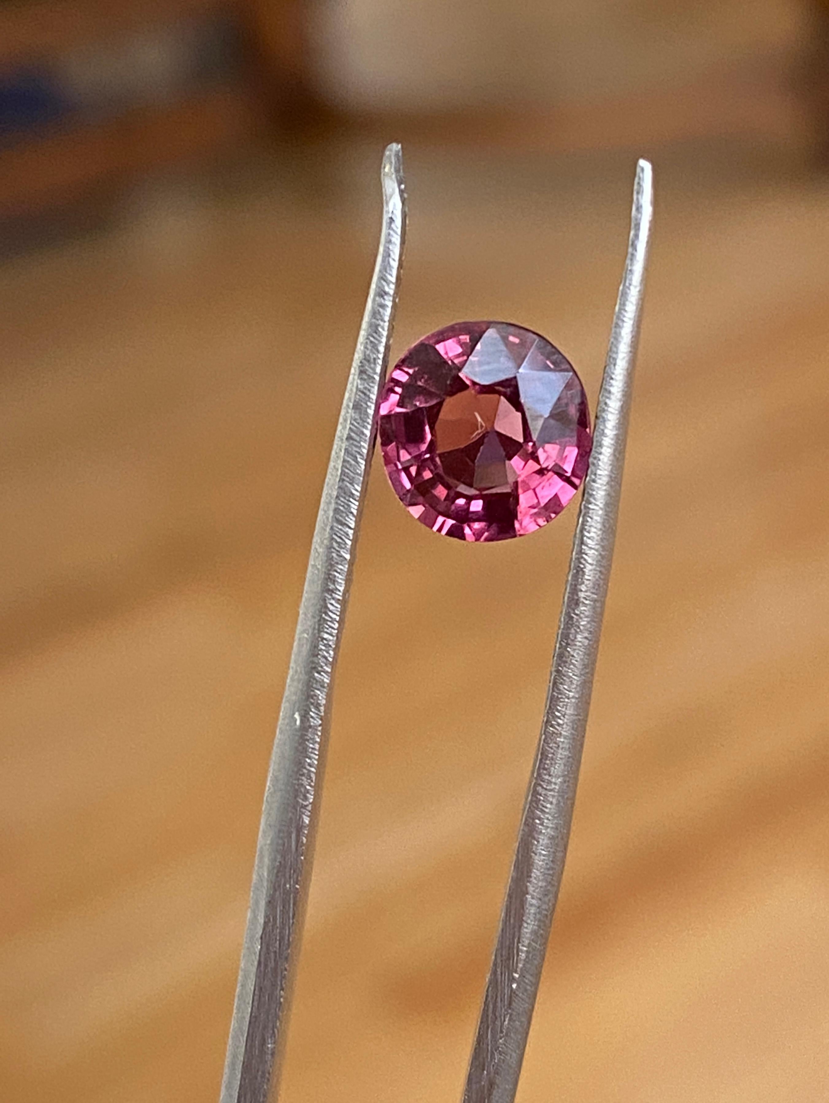 Offerto un bellissimo spinello rosa intenso da 1,43 carati. È disponibile il certificato ALGT. 

Peso: 1,43 carati
Forma: ovale mista
Dimensioni della gemma: 7,30 x 6,97 x 3,88 mm
Colore: rosa intenso/vivido
Trattamento: Non trattato
Origine: