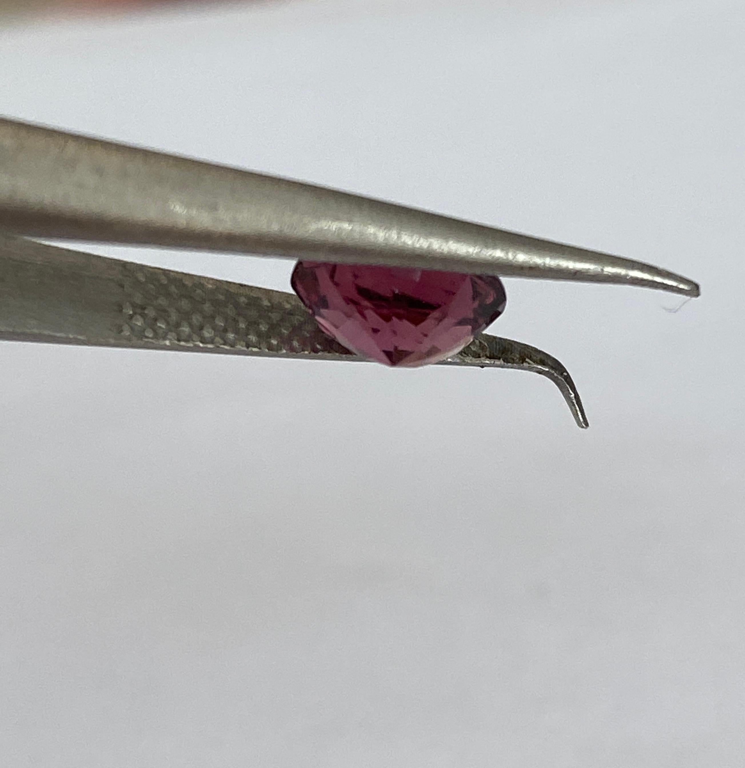 Certificato ALGT 1,43 carati di Spinello ovale taglio misto rosa intenso In condizioni ottime in vendita a AMSTERDAM, NL